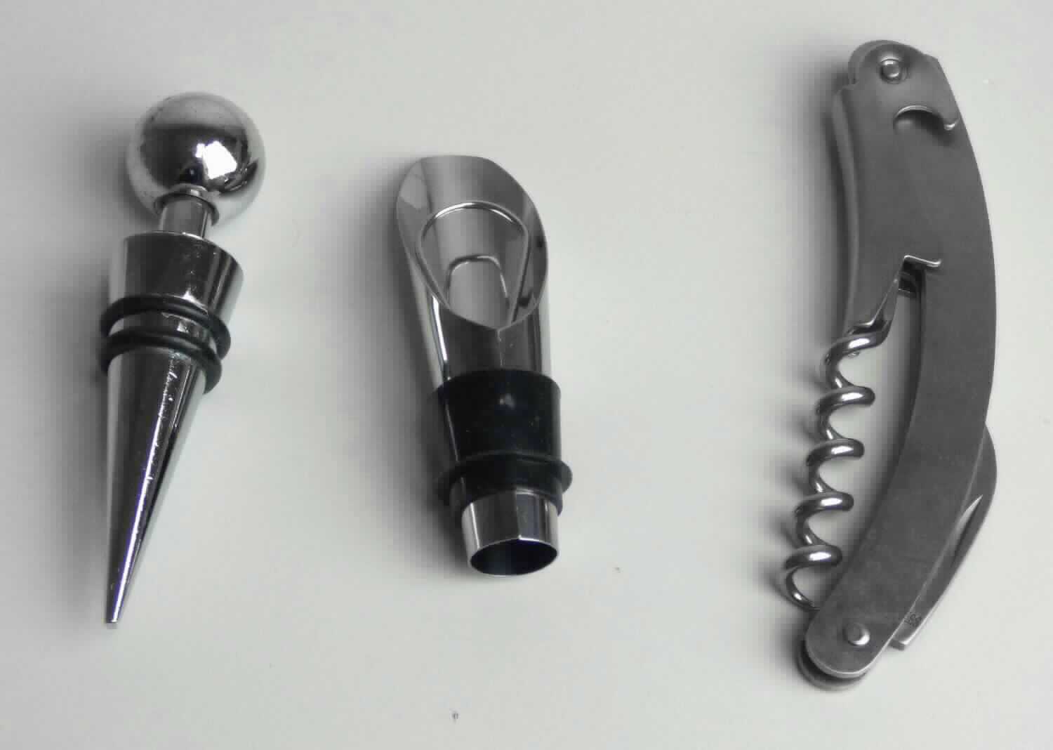Es handelt sich um Warenzusammenstellungen, bestehend aus 
- einem kegelförmigen Flaschenstopfen mit kugelförmigem Ende, aus unedlem Metall, in den 
  zwei rutschhemmende Ringe aus Kunststoff eingesetzt sind,
- einem Flaschenstopfen mit Ausgießhilfe, bestehend aus einem konisch geformten "Röhrchen" 
  aus unedlem Metall, das am unteren Ende mit einer Manschette aus Kunststoff versehen ist 
  und in das ein herausnehmbarer Stopfen aus unedlem Metall und Kunststoff mit Bügel aus 
  unedlem Metall eingesetzt ist,
- einem mit freiem Arm zu handhabenden, dreiteiligen Handwerkzeug aus unedlem
  Metall mit geschwungenem Griff, in den ein aufklappbarer Korkenzieher in Form einer offenen 
  Spirale und ein Flaschenöffner sowie eine Messerklinge mit Sägeschliff eingesetzt sind. 
Die Erzeugnisse sind gemeinsam in einer bedruckten Pappbox mit passgenauen Aussparungen für die einzelnen Bestandteile und Klarsichtabdeckung aufgemacht.

Die Flaschenstopfen bestimmen den Charakter der Warenzusammenstellung im Hinblick auf die Menge und den Wert (laut Antragsteller).

Eine Einreihung als Haushaltsartikel in die Position 7323 kommt nicht in Betracht, da die Waren nicht vom Warenkreis dieser Position erfasst sind.

Abbildung siehe Anlage.

Derartige Erzeugnisse gehören als "Stopfen aus unedlen Metallen" zur Codenummer 8309 9090 90 0 des Zolltarifs.
