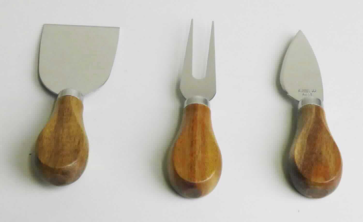 "Käse-Messer-Set", 
Warenzusammenstellung in Aufmachung für den Einzelverkauf, bestehend aus

- einem Käsespalter mit einem annähernd trapezförmigen arbeitenden Teil aus Stahl, der an 
  der unteren Kante beidseitig angeschliffen und damit scharf ausgearbeitet ist sowie einem 
  Griff aus Holz
- - Länge: ca. 13,2 cm

- einem Käsemesser mit feststehender, schneidender Klinge aus Stahl und einem 
  Griff aus Holz
- - Länge: ca. 12 cm

- einer Käsegabel mit zwei Zinken aus Stahl und einem Griff aus Holz
- - Länge: ca. 12,5 cm

- zum Zerteilen/Zerschneiden sowie Servieren von Hart- und Weichkäse

- einzeln in Kunststofffolie aufgemacht, gemeinsam in einem speziell zur Aufnahme der
  o. g. Erzeugnisse gestalteten, bedruckten und aufklappbaren Pappkarton verpackt

- der Käsespalter bildet insbesondere im Hinblick auf das Gewicht den 
  charakterverleihenden Bestandteil der Warenzusammenstellung

Abbildung siehe Anlage.

Derartige Erzeugnisse gehören als "andere Schneidwaren mit arbeitendem Teil aus unedlem 
Metall, andere als in den Codenummern 8214 1000 00 0 und 8214 2000 00 0 genannte" zur 
Codenummer 8214 9000 00 0 des Zolltarifs