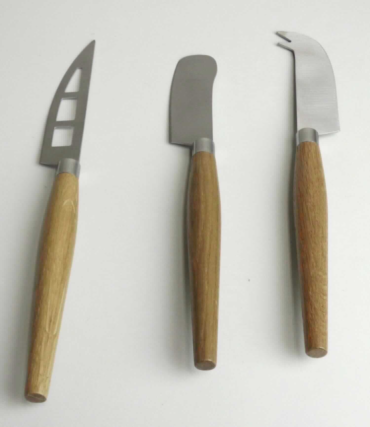 "Käse-Messer-Set";

- bestehend aus einer Zusammenstellung aus verschiedenartigen Messern

- - ein Messer in Form eines Käsemessers mit feststehender, schneidender Klinge, mit 
    Durchbrechungen versehen

- - ein weiteres Messer in Form eines Käsemessers mit feststehender, schneidender Klinge, 
    mit einer nach oben gebogenen Doppelspitze versehen

- - ein Messer mit feststehender, schneidender Klinge und abgerundeter Spitze

- - jeweils mit einer Klinge aus unedlem Metall und einem Griff aus Holz versehen

- jeweils einzeln in Kunststofffolie aufgemacht und gemeinsam zur Aufnahme der o. a. 
  Erzeugnisse in einem passgenauen Karton verpackt

Abbildung siehe Anlage.

Derartige Erzeugnisse gehören als "Zusammenstellung von Messern mit schneidender Klinge aus unedlem Metall, keine Messer der Position 8208" zur Codenummer 8211 1000 00 0 des Zolltarifs.