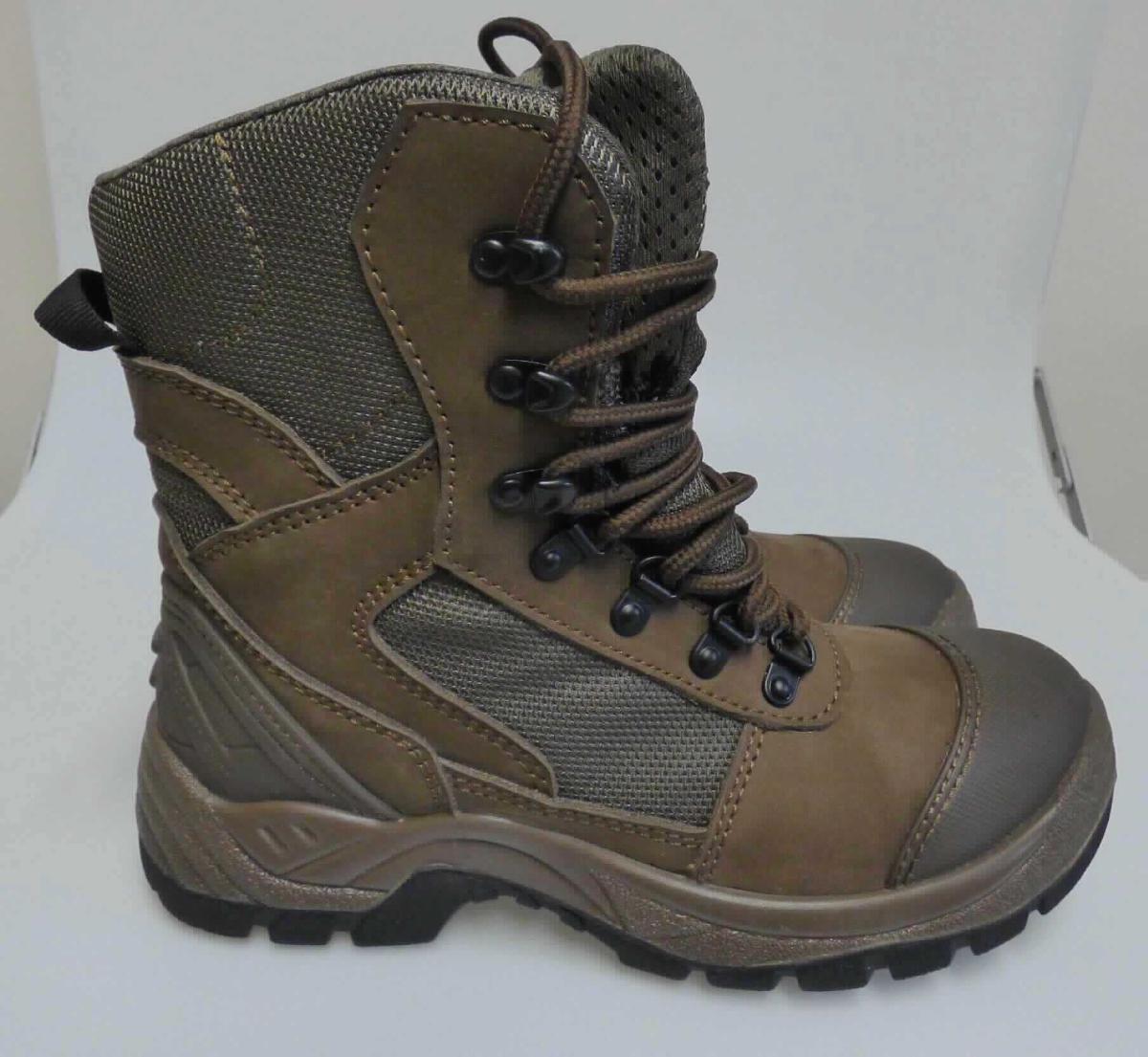 Stiefel (laut Antrag: "Kampfschuh", Größe 38, Foto siehe Anlage)
- mit Laufsohlen aus Kunststoff/Kautschuk, damit keine Ware der Unterposition 6403 59; ohne Hauptsohle aus Holz,
- mit Oberteil aus Leder (den größten Teil der Außenfläche bildend), Spinnstoff und Kunststoff,
- auf das Oberteil ist ein Stück aus Leder als Verstärkungsteil aufgesetzt,
- mit Schnürsenkelverschluss, teilweise mit abstehenden Metallhaken,
- ohne Metallschutz in der Vorderkappe,
- den Knöchel, jedoch nicht die Wade bedeckend,
- mit einer Länge der Innensohle von ca. 25 cm,
- nicht als Männer-oder Frauenschuh erkennbar.

"Schuhe mit Laufsohlen aus Kunststoff/Kautschuk und Oberteil aus Leder, andere als in den Unterpositionen 
 6403 1200 bis 6403 9105 genannte, den Knöchel, jedoch nicht die Wade bedeckend, mit einer Länge der   
 Innensohle von mehr als 24 cm, nicht als Männer- oder Frauenschuhe erkennbar"