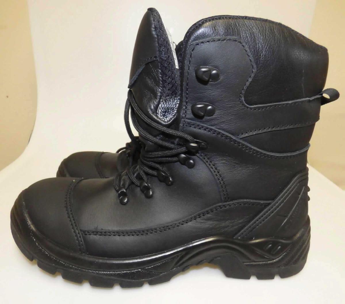Stiefel (laut Antrag: "Kampfschuh", Größe 42, Foto siehe Anlage)
- mit Laufsohlen aus Kunststoff/Kautschuk, damit keine Ware der Unterposition 6403 59; ohne Hauptsohle aus Holz, 
- mit Oberteil aus Leder (den größten Teil der Außenfläche bildend) und Kunststoff,
- mit Schnürsenkelverschluss, teilweise mit abstehenden Metallhaken,
- ohne Metallschutz in der Vorderkappe,
- den Knöchel, jedoch nicht die Wade bedeckend,
- mit einer Länge der Innensohle von ca. 27,5 cm,
- nicht als Männer- oder Frauenschuh erkennbar.

"Schuhe mit Laufsohlen aus Kunststoff/Kautschuk und Oberteil aus Leder, andere als in den Unterpositionen 6403 1200 bis  6403 9105 genannte, den Knöchel, jedoch nicht die Wade bedeckend, mit einer Länge der Innensohle
 von mehr als 24 cm, nicht als Männer- oder Frauenschuhe erkennbar"