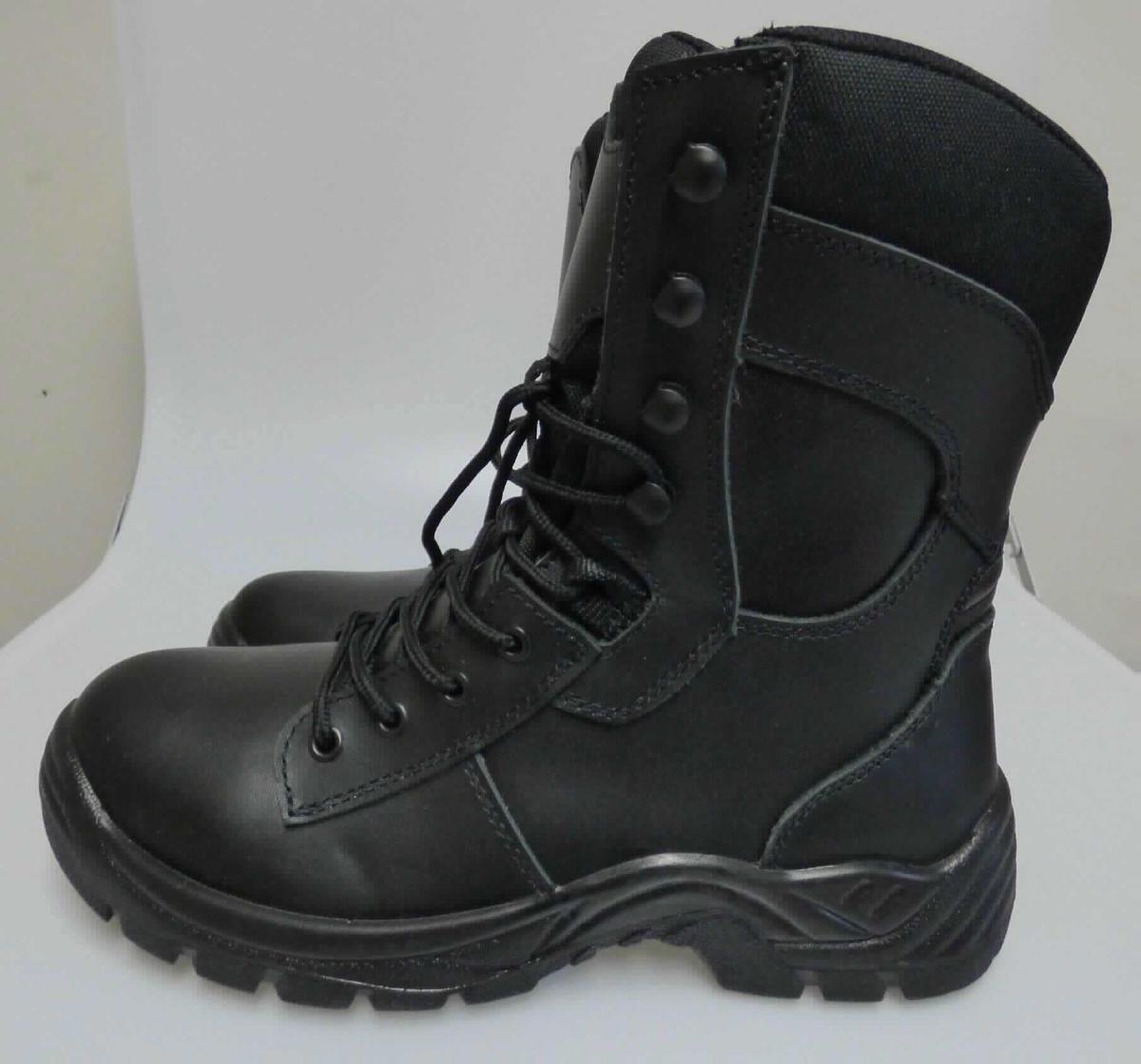 Stiefel (laut Antrag: "Feldschuh", Größe 42, Foto siehe Anlage)
- mit Laufsohlen aus Kunststoff/Kautschuk, damit keine Ware der Unterposition 6403 59; ohne Hauptsohle aus Holz, 
- mit Oberteil aus Leder (den größten Teil der Außenfläche bildend) und Spinnstoff,
- auf das Oberteil ist ein Stück aus Leder als Verstärkungsteil aufgesetzt,
- mit Schnürsenkelverschluss, teilweise mit abstehenden Metallhaken,
- ohne Metallschutz in der Vorderkappe,
- den Knöchel, jedoch nicht die Wade bedeckend,
- mit einer Länge der Innensohle von ca. 27,9 cm,
- nicht als Männer-oder Frauenschuh erkennbar.

"Schuhe mit Laufsohlen aus Kunststoff/Kautschuk und Oberteil aus Leder, andere als in den Unterpositionen
 6403 1200 bis 6403 9105 genannte, den Knöchel, jedoch nicht die Wade bedeckend, mit einer Länge der
 Innensohle von mehr als 24 cm, nicht als Männer- oder Frauenschuhe erkennbar"