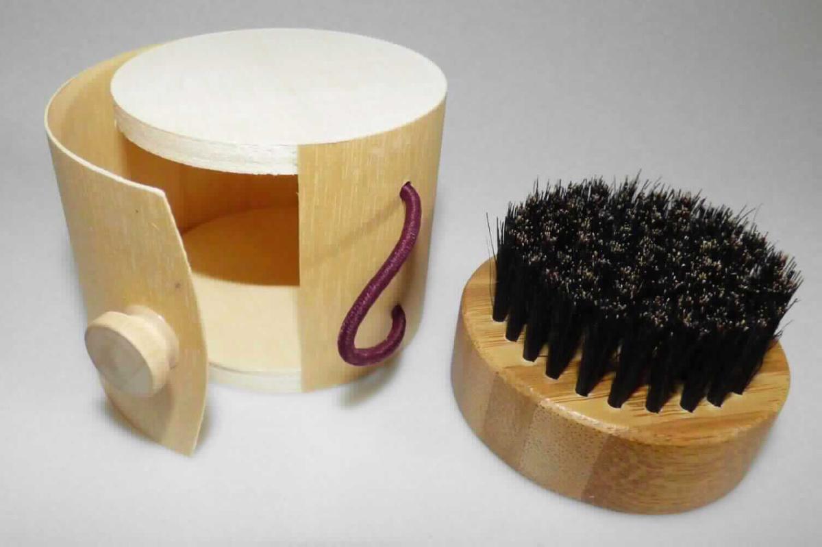 Es handelt sich bei der sog. "Reise-Bartbürste" um ein Erzeugnis zum Bürsten des Barthaares. Die Ware besteht aus einem runden Griffstückaus aus Holz mit Wildschweinborsten als Einzugsmaterial. Die ca. 2 cm langen Filamente sind in Büscheln angeordent.

Die Bürste wird für die Körperpflege verwendet und ist in einer speziell hergerichteten Holzverpackung aufgemacht. 

Das Erzeugnis ist als "Haarbürste" einzureihen.