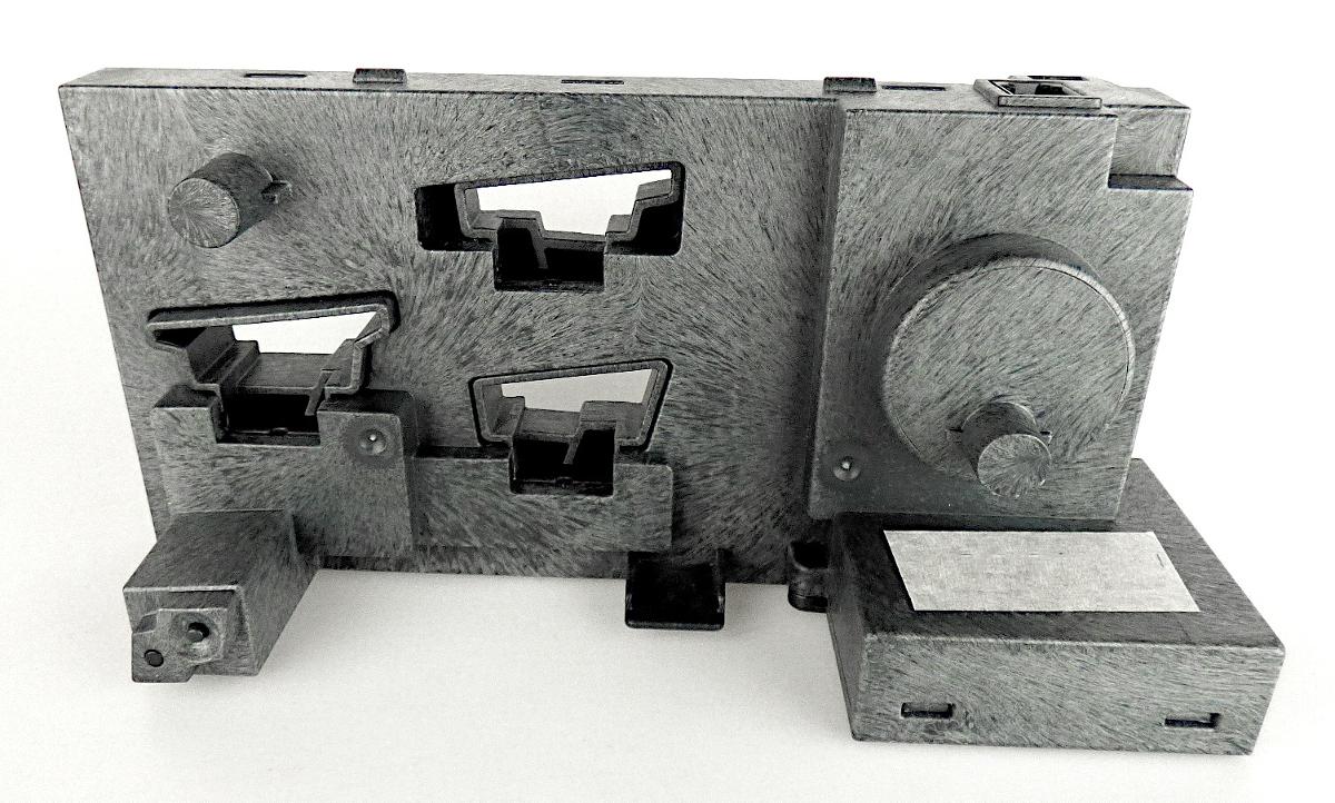 Bei dem vorliegenden und als "EE/SM/LM-Dino Rock mont., Artikelnummer 30666434" bezeichneten Erzeugnis handelt es sich um ein Teil für einen Bausatz,
- ein Soundmodul darstellend,
- bestehend aus einem Kunststoffgehäuse mit spezifischen Aussparungen in den Abmessungen von
  ca. 19,5 x 8 x 10 cm,
- mit einem Batteriefach für vier Batterien (nicht Gegenstand dieser vZTA), einem Lautsprecher und
  zwei Knöpfen ausgestattet,
- mit einer Anschlussbuchse für ein Kabel versehen,
- passgenau für den Einbau in einen Bausatz gearbeitet, der überwiegend aus Kunststoff
  besteht (lt. zusätzlichen Angaben),
- stellt sich aufgrund der Form, Größe und Gestaltung als erkennbar ausschließlich für einen solchen
  Bausatz bestimmtes Teil dar.

Derartige Erzeugnisse sind zolltarifrechtlich als "Teil, erkennbar ausschließlich bestimmt für ein anderes als in den Unterpositionen (KN) 9503 0010 bis 9503 0030 erfasstes Spielzeug, Bausatz, aus Kunststoff" einzureihen.