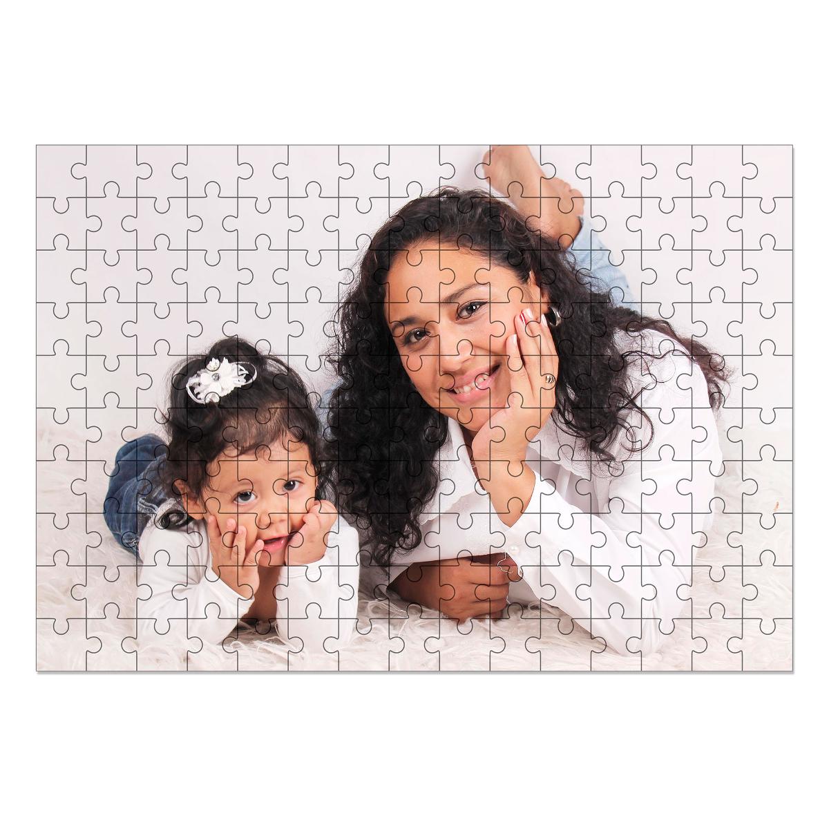 Nach den Antragsangaben handelt es sich um ein unbedrucktes Puzzle aus Holz, mit einer dünnen Schicht aus Kunststofffolie auf der Schauseite, in den Abmessungen von ca. 170 x 250 x 3 mm mit 96 Teilen (Artikel-Nr. HP-17x25-96).
Die Teile sind so geformt, dass sie sich in rechteckiger Form aneinanderfügen lassen. Das Holz bestimmt wegen des Umfanges und der Bedeutung im Hinblick auf die Verwendung den Charakter der Ware.
Das Erzeugnis ist in einer klarsichtigen Kunststofffolie aufgemacht und dient der spielerischen Unterhaltung von Personen. Es ist in zwei weiteren Varianten (andere Abmessungen und Anzahl von Puzzleteilen; Artikel-Nr. HP-25x36-150 und Artikel-Nr. HP-25x36-96) erhältlich.

Zolltarifrechtlich handelt es sich um ein "Puzzle aus Holz, nicht handgearbeitet".