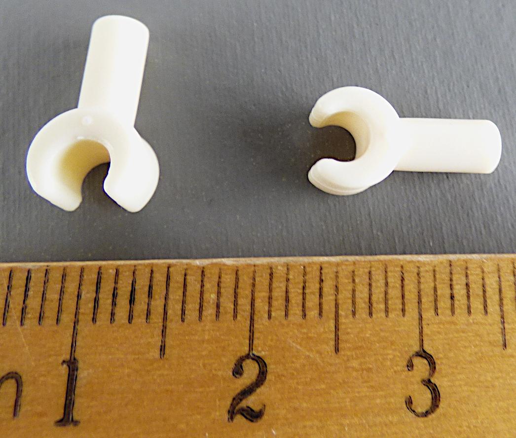 Bei dem vorliegenden und als "Adapter-Clip 3,6/3,6 Elfenbein, Artikelnummer 30029034" bezeichnete Erzeugnis handelt es sich um ein Teil für einen Bausatz,
- eine Art Greiffortsatz aus Kunststoff darstellend,
- bestehend aus einem zylindrischen Unterteil, auf dem eine halbrunde Greifvorrichtung
  angebracht ist,
- ca. 12 mm lang,
- kann aufgrund der Abmessungen nicht als Hand für Playmobil-Puppen verwendet werden
   (somit keine Ware der Unterposition (KN) 9503 0029),
- passgenau für den Einbau in einen Bausatz gearbeitet, der überwiegend aus Kunststoff
  besteht (lt. zusätzlichen Angaben) und wird in diesem als Teil einer "Skelettkanone" oder
  als Halterung für diverse Spielzeug-Gegenstände verwendet,
- stellt sich aufgrund der Form, Größe und Gestaltung als erkennbar hauptsächlich für einen
  solchen Bausatz bestimmtes Teil dar.

Derartige Erzeugnisse sind zolltarifrechtlich als "Teil, erkennbar ausschließlich oder hauptsächlich bestimmt für ein anderes als in den Unterpositionen (KN) 9503 0010 bis 9503 0030 erfasstes Spielzeug, Bausatz, aus Kunststoff" einzureihen.