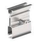 Es handelt sich um sog. Falzklemmen, bestehend aus zwei spezifisch geformten Profilabschnitten (einer dieser mit Ausstülpung) aus einer Aluminiumlegierung mit gewichtsmäßig vorherrschendem Aluminiumgehalt (AlMg0.7Si), die ineinander gesteckt sind und mittels einer schon eingeschraubten Innensechskantschraube aus Stahl auf Stehfalzen geklemmt werden können.
Die Erzeugnisse werden auf (Blech-) Falzdächern mit unterschiedlichen Falznähten angebracht und dienen zur Befestigung von Solarpaneelkonstruktionen (nicht Gegenstand der vZTA), ohne dabei die Dachhaut zu durchdringen.
Abmessungen (L x H x B): etwa 80 mm x 89,8 mm x 44,5 mm.
- Antragstellerangaben -

Aluminium herrscht gegenüber Stahl gewichtsmäßig vor.

Abbildung siehe Anlage.

Derartige Erzeugnisse gehören als "andere (als in den TARIC-Codes 7610 1000 00 bis 7610 9090 92 genannte) Konstruktionsteile aus Aluminium, ausgenommen vorgefertigte Gebäude der Pos. 9406" zum TARIC-Code 7610 9090 95.