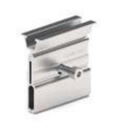 Es handelt sich um sog. Falzklemmen, bestehend aus zwei spezifisch geformten Profilabschnitten (einer dieser mit Ausstülpung) aus einer Aluminiumlegierung mit gewichtsmäßig vorherrschendem Aluminiumgehalt, die ineinander gesteckt sind und mittels einer schon eingeschraubten Innensechskantschraube aus Stahl auf Stehfalzen geklemmt werden können.
Die Erzeugnisse werden auf (Blech-) Falzdächern mit unterschiedlichen Falznähten angebracht und dienen im Rahmen eines herstellerspezifischen Systems der Befestigung von Solarpaneelkonstruktionen (nicht Gegenstand der vZTA), ohne dabei die Dachhaut zu durchdringen.
Abmessungen (L x H x B): etwa 80 mm x 82 mm x 44,5 mm.
- Antragstellerangaben -

Aluminium herrscht gegenüber Stahl gewichtsmäßig vor.

Abbildung siehe Anlage.

Derartige Erzeugnisse gehören als "andere (als in den TARIC-Codes 7610 1000 00 bis 7610 9090 92 genannte) Konstruktionsteile aus Aluminium" zum TARIC-Code 7610 9090 95.