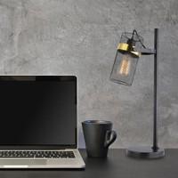 Bei der sog. Tischlampe Lumin Schwarz/Gold, Artikelnummer 21515, handelt es sich um eine etwa 22 x 18 x 61 cm (L x B x H) große elektrische Tischleuchte. Sie besteht aus einem runden Leuchtenfuß, einem senkrecht montierten Metallrohr, einer daran befestigten Halterung des Lampenschirms (alle Teile aus Metall), sowie elektrischer Ausstattung (E27-Fassung, Kabel, Schnurschalter, Eurostecker).
Aufgrund der auch für verschiedene Leuchtmittel nutzbaren Fassung (E27-Fassung bis zu 60 W belastbar) und der hohen Leistungsverträglichkeit, kann die Leuchte auch für andere Lichtquellen als LED-Leuchtmittel genutzt werden.
Die Stehleuchte dient zu Beleuchtungszwecken im Innenbereich (Schutzart IP20).
Ein Hinweis auf Handarbeit liegt nicht vor.

Die noch nicht zusammengesetzte und in einem Karton verpackte Ware ist als "Leuchte, anderweit weder genannt noch inbegriffen, nicht von der Unterposition (HS) 9405 11 erfasst, elektrische Tischleuchte, nicht ausschließlich zur Verwendung mit LED-Lichtquellen bestimmt, aus Metall, nicht handgearbeitet“ einzureihen.