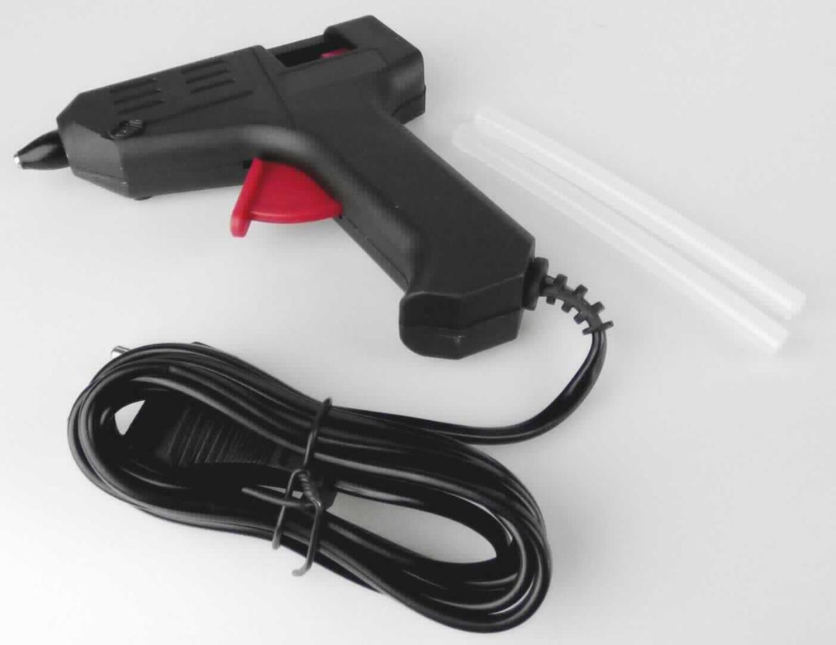 Heißklebepistole
- aus einem pistolenförmigen Gehäuse aus Kunststoff, mit Hebelmechanik, Ausgabedüse, 
  Aufnahmevorrichtung für Klebepatronen mit einem Durchmesser von 7 mm, Netzkabel und 
  noch nicht zusammengesetztem Drahtbügel (Abbildung siehe Anlage),
- zum Schmelzen der Klebstoffpatrone durch Erhitzen und zum Auftragen des Klebstoffes,
- mit einer Leistung von 15 Watt,
- nach Art und Beschaffenheit zur Verwendung im Haushalt bestimmt,
- in einer gemeinsamen Verkaufsumschließung mit zwei Klebstoffpatronen.
Die Heißklebepistole bestimmt den Charakter des Ganzen.

"Anderes Elektrowärmegerät für den Haushalt, keine Ware der Codenummern 8516 7100 00 0 
 bis 8516 7970 10 0, noch nicht zusammengesetzt (Warenzusammenstellung in Aufmachung für 
 den Einzelverkauf aus Heißklebepistole -charakterbestimmend- und Klebstoffpatronen)
 - sog. Heißklebepistole"