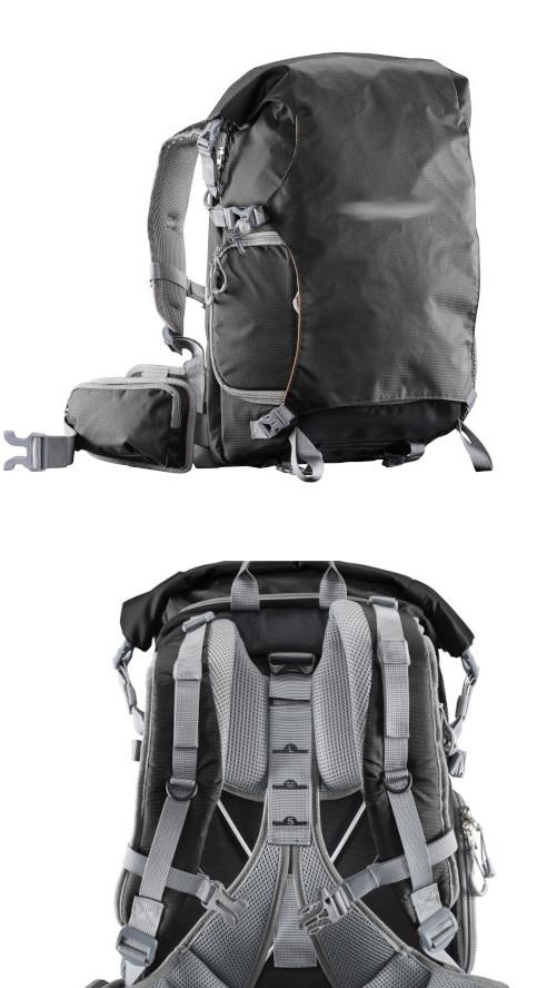 Warenzusammenstellung, bestehend aus einem Rucksack und einer Regenhülle, Foto siehe Anlage,
- in Aufmachung für den Einzelverkauf,
- zur Befriedigung eines speziellen Bedarfs zusammengestellt,
- Rucksack:
- - mit einer Außenseite aus Spinnstoffen,
- - mit zwei verstellbaren, gepolsterten Rückentragegurten, einem Brustgurt und einem Hüftgurt;
    an den beiden Teilen des Hüftgurtes mit jeweils einem Reißverschlussfach ausgestattet,
- - mit einer Trageschlaufe,
- - mit drei Vorfächern:
- - - einem Vorfach mit Reißverschluss, eingesetzt in einen Zuschnitt aus Spinnstoffen mit
      Schnappverschlüssen, der die Vorderseite und die beiden anderen Vorfächer verdeckt,
- - - einem Vorfach mit Reißverschluss im oberen Bereich, das mit gepolsterten Trennstegen,
      die mittels Klettband an den Seitenrändern befestigt sind, ausgestattet ist,
- - - einem Vorfach aus netzartigen Gewirken mit Reißverschluss im unteren Bereich,
- - an den Schmalseiten mit verschiedenen Fächern (u. a. mit Reißverschluss) versehen,
- - das Hauptfach ist mit einem entlang des oberen Randes verlaufenden Reißverschluss versehen,
- - - gepolstert gefüttert; ohne Inneneinteilung,
- - mit den Abmessungen: ca. 30 cm (Breite) x 48 cm (Höhe) x 19 cm (Tiefe),
- - ohne Hinweise auf Handarbeit,
- Regenhülle (konfektionierte Spinnstoffware):
- - aus einfarbigen Geweben aus Spinnstoffen,
- - am Rand gesäumt (konfektioniert) und mit einem elastischen Zugband versehen,
- - entsprechend der Form des Rucksacks zugeschnitten,
- - lose in den Rucksack eingelegt,
- der Rucksack bestimmt aufgrund des Umfangs und seiner Bedeutung in Bezug auf die Verwendung
  den wesentlichen Charakter der Warenzusammenstellung.

"Rucksack, mit Außenseite aus Spinnstoffen, nicht handgearbeitet"