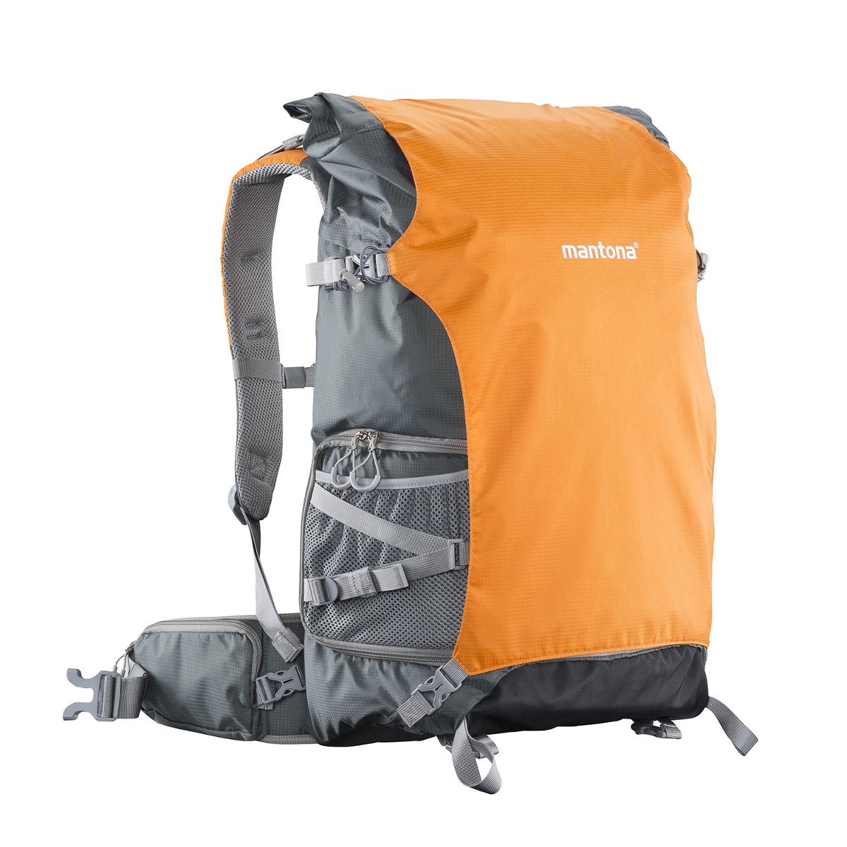 Warenzusammenstellung, bestehend aus einem Rucksack und einer Regenhülle, Foto siehe Anlage,
- in Aufmachung für den Einzelverkauf,
- zur Befriedigung eines speziellen Bedarfs zusammengestellt,
- Rucksack:
- - mit einer Außenseite aus Spinnstoffen,
- - mit zwei Stellfüßchen aus Kunststoffen am Bodenteil,
- - mit zwei verstellbaren, gepolsterten Rückentragegurten, einem Brustgurt und einem Hüftgurt;
    an den beiden Teilen des Hüftgurtes mit jeweils einem Reißverschlussfach ausgestattet,
- - mit einer Trageschlaufe,
- - mit zwei Vorfächern:
- - - einem Vorfach mit Reißverschluss, eingesetzt in einen Zuschnitt aus Spinnstoffen mit
      Schnappverschlüssen, der die Vorderseite verdeckt,
- - - einem Vorfach aus netzartigen Gewirken mit Reißverschluss im unteren Bereich,
- - an den Schmalseiten jeweils mit einem offenen Einsteckfach aus netzartigen Gewirken versehen,
- - das zweigeteilte Hauptfach ist mit zwei entlang der Vorderseite verlaufenden Reißverschlüssen
    versehen,
- - - gepolstert gefüttert; mit einem Zwischenboden mit einem an drei Seiten verlaufenden
      Reißverschluss; im unteren Teil mit gepolsterten Trennstegen, die mittels Klettband an
      den Seiten befestigt sind, ausgestattet,
- - mit den Abmessungen: ca. 32 cm (Breite) x 60 cm (Höhe) x 25 cm (Tiefe),
- - ohne Hinweise auf Handarbeit,
- Regenhülle (konfektionierte Spinnstoffware):
- - aus einfarbigen Geweben aus Spinnstoffen,
- - am Rand gesäumt (konfektioniert) und mit einem elastischen Zugband versehen,
- - entsprechend der Form des Rucksacks zugeschnitten,
- - lose in den Rucksack eingelegt,
- der Rucksack bestimmt aufgrund des Umfangs und seiner Bedeutung in Bezug auf die Verwendung
  den wesentlichen Charakter der Warenzusammenstellung.

"Rucksack, mit Außenseite aus Spinnstoffen, nicht handgearbeitet"