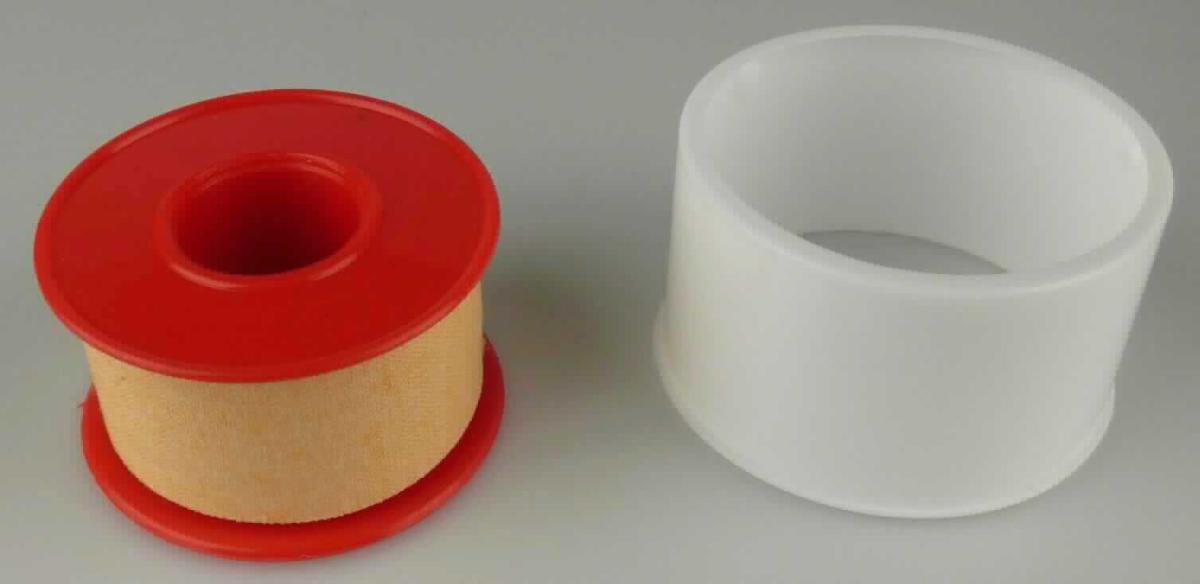 Heftpflaster und andere Waren mit Klebeschicht; Fixierpflaster

Bei der Ware handelt es sich um ein Band hautfarbener Pflaster mit Klebeschicht (Maße 5 m x 2,5 cm oder 5 m x 1,25 cm). Die Ware ist auf einer roten Spule aufgerollt und auf einem bunt bedruckten Pappetikett als Blisterverpackung für den Einzelverkauf aufgemacht. Die Ware soll zur Fixierung von Verbänden verwendet werden. 

Die Ware ist als Heftpflaster und andere Ware mit Klebeschicht in Aufmachung für den Einzelverkauf zu medizinischen Zwecken in die Unterposition 3005 10 00 der Kombinierten Nomenklatur einzureihen.