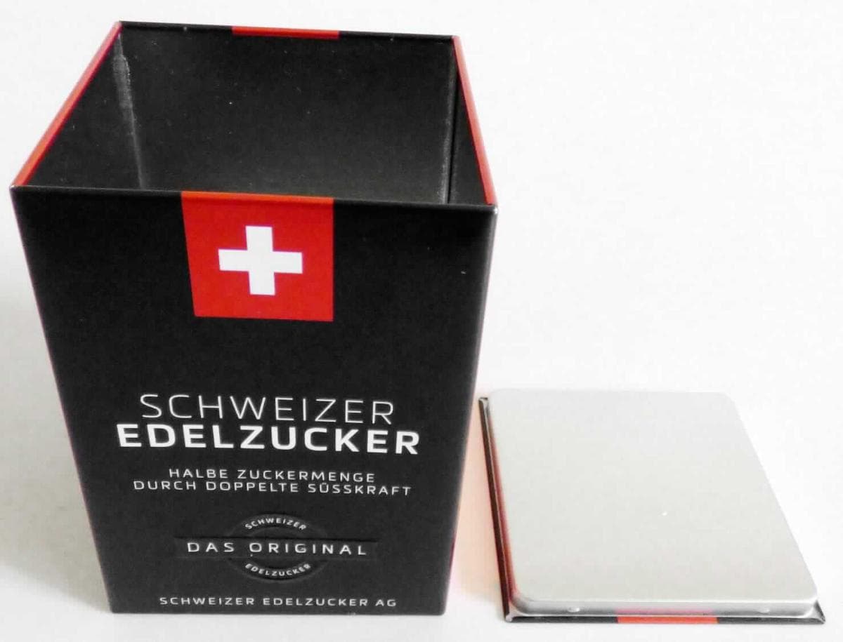 Es handelt sich um in etwa quaderförmige Dosen aus 0,23 mm dickem Stahlblech (Weißblech) mit abnehmbarem Deckel. Die Erzeugnisse sind auf der Außenseite vollständig mit Farbe versehen und auf der Vorderseite mit teilweise geprägten Schriftzügen und Motiven bedruckt. Auf den übrigen Seiten befinden sich detaillierte Verbraucherinformationen zum Inhalt (u. a. Menge, Zusammensetzung, Inhaltsstoffe, Händler) und auf dem Boden ein Barcode. Die Erzeugnisse dienen als Verkaufsverpackung von Nahrungsmitteln (Zucker).  
Abmessungen (Länge x Breite x Höhe): etwa 8 x 8 x 11,5 cm.
- Antragstellerangaben -

Abbildung siehe Anlage.

Derartige Erzeugnisse gehören als "andere Dosen aus Stahl, für Stoffe aller Art (ausgenommen verdichtete oder verflüssigte Gase), mit einem Fassungsvermögen von weniger als 50 l, ohne mechanische oder wärmetechnische Einrichtungen, mit einer Wanddicke von weniger als 0,5 mm" zum TARIC-Code 7310 29 10 00.