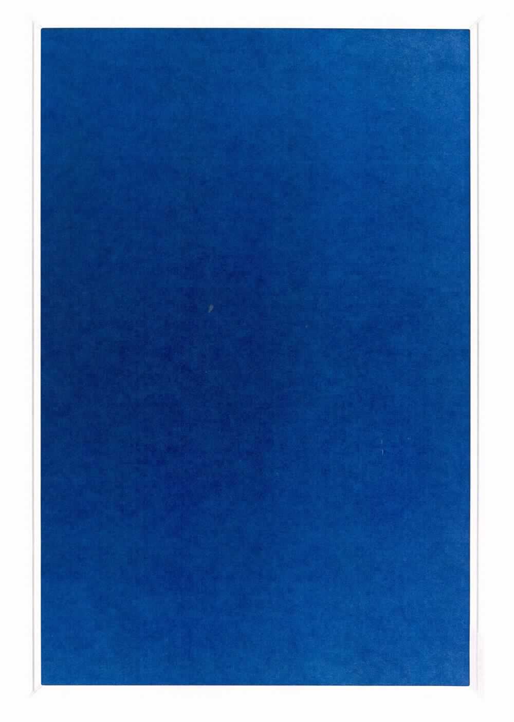 Pinnwand, sog. Filz-Pinntafel, Art.Nr. 1412003, Foto siehe Anlage,
- die Ware wird durch ein in der Größe abweichendes Muster veranschaulicht,
- in einem Pappkarton mit Papiereinleger verpackt, mit Befestigungsmaterial für die Wandmontage,
- rechteckig, mit den Abmessungen von laut Antrag 1200 mm x 900 mm, 
- mit einer Schauseite aus laut Untersuchungsergebnis Nadelfilz aus synthetischen Chemiefasern (somit keine
  Ware aus 70 % Viskose und 30 % Wolle) und einer Rückseite in Form einer Platte aus laut Antrag Pappe,
- mit einem Rahmen aus laut Antrag Aluminium, mit Eckstücken aus Kunststoff,
- durch Zusammenfügen konfektioniert,
- wird üblicherweise an der Wand befestigt und als Pinnwand verwendet, stellt sich damit weder als Ware der 
  Position 9403 noch als Ware der Position 9404 dar,
- kennzeichnet sich aufgrund der eindeutig raumbezogenen Funktion als Ware zur Innenausstattung,
- im Hinblick auf die Verwendung und das äußere Erscheinungsbild verleiht der Filz der Ware ihren wesentlichen 
  Charakter.
 
"Andere Ware zur Innenausstattung (Pinnwand) aus Spinnstoffen, keine Ware der Position 9404, aus Filz, 
 aus synthetischen Chemiefasern"