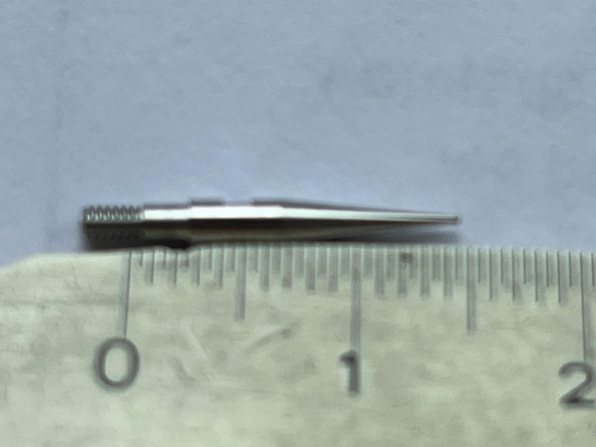 Sog. Messeinsatz (Artikel-Nr.: 52297) für Messuhren, im Wesentlichen bestehend aus einem 12 mm langen Erzeugnis aus Triebstahl, welches einem dünnen Kegel ähnelt. An einem Ende befindet sich ein Gewinde und am anderen ist es mit einer Hartmetallkugel (Durchmesser: 0,4 mm) ausgestattet. Die Ware wird in eine Messuhr (vorwiegend Fühlhebelmessgerät, nicht Gegenstand dieser vZTA-Entscheidung) eingebaut und dient dort als Tastelement, welches den Prüfling berührt und dadurch die Messung durchführt.

Zur äußeren Form siehe Abbildung in der Anlage.

Die Ware wird als "Teil, erkennbar hauptsächlich bestimmt für ein Gerät zum Messen oder Prüfen, in Kapitel 90 anderweit weder genannt noch inbegriffen" eingereiht.