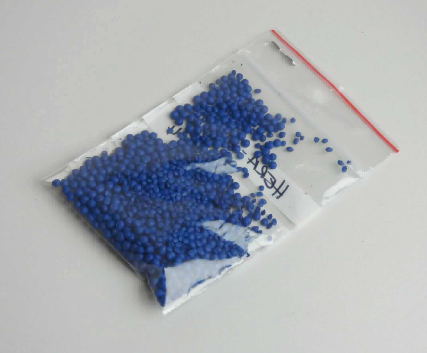 Angaben: 
Farbkonzentrat (Masterbatch); konzentrierte Dispersion von Pigmenten und Zusatzstoffen in Polymeren.

Warenbeschaffenheit:
Blaues Kunststoffgranulat (Größe: 2-3 mm).

Befund: 
Zubereitung auf der Grundlage von Titandioxid mit einem Gehalt von Titandioxid von weniger als 80 GHT, bezogen auf die Trockensubstanz.