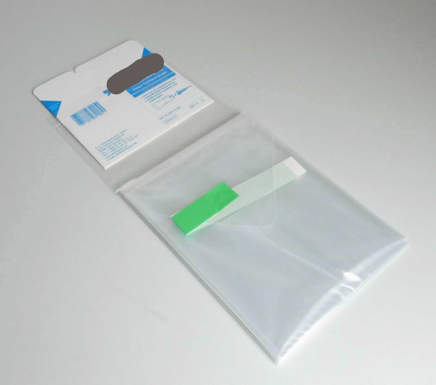 Sog. Endoskopie Kamera-Abdeckung, spezieller Überzug für endoskopische Kameras und Operationsoptiken, in Form einer schlauchartigen transparenten Kunststoffhülle in Teleskopfaltung, mit einer Länge von 242 cm und einer Breite von 13 cm, an einem Ende offen und mit einer Pappmanschette ausgestattet, am anderen Ende spitz zulaufend mit perforierter Markierung und einem Klebestreifen ausgestattet (zur äußeren Form siehe Abbildung in Anlage). Die spezielle Abdeckung dient der festen Ummantelung der nicht sterilisierbaren Kamera eines Endoskopsystems, um die Verwendung unter sterilen Bedingungen, zum Beispiel bei laparoskopischen oder athroskopischen Eingriffen, zu ermöglichen. Die Ware ist in einer Papier-Folienpackung steril verpackt.

Die Ware wird als "Zubehör, erkennbar hauptsächlich für ein medizinisches Endoskop bestimmt" eingereiht.