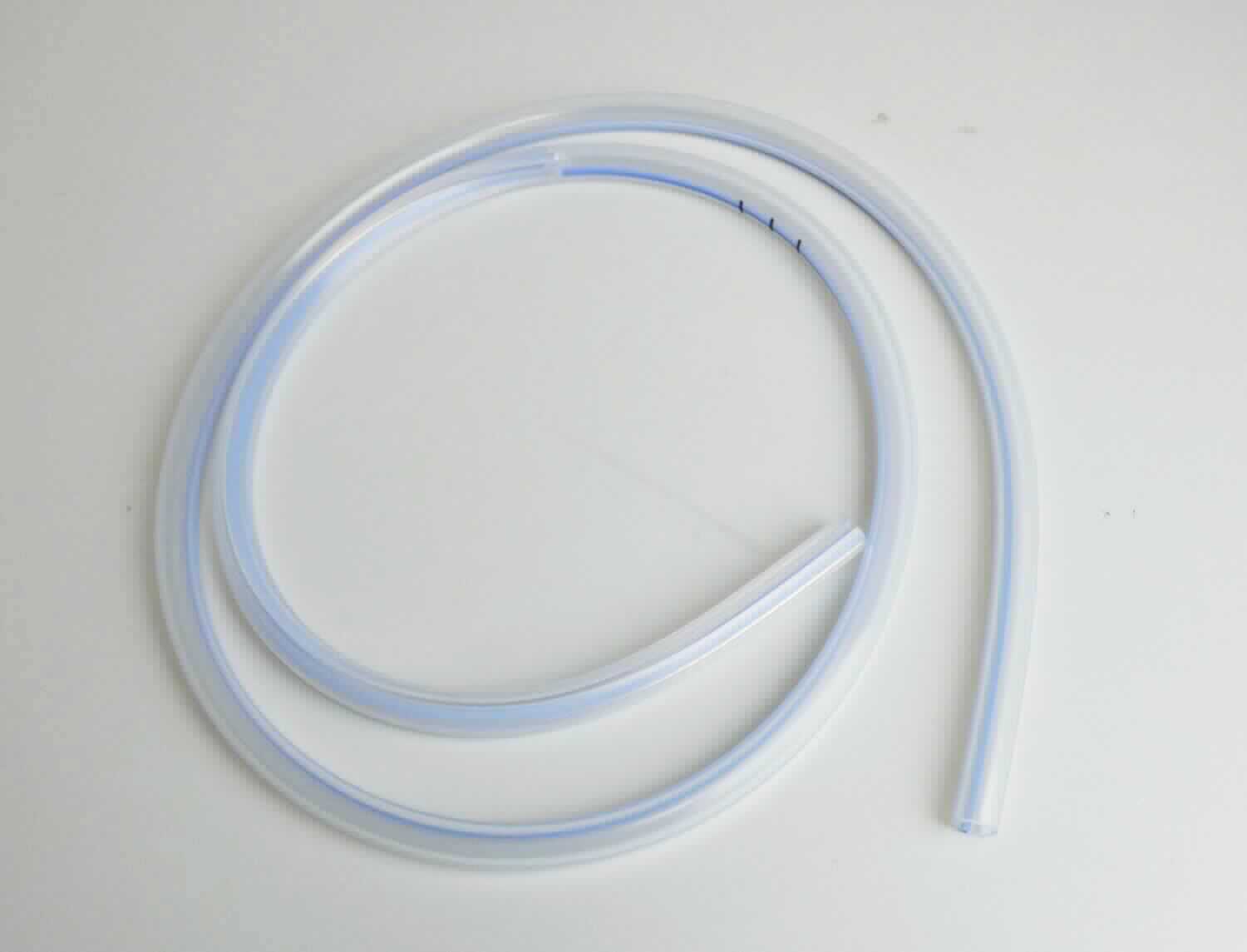 Sog. Drainage vollkanneliert, in Form eines 110 cm langen Schlauches aus Silikon mit blauem Röntgenkontraststreifen, bestehend aus einem ca. 30 cm langen Profilteil, speziell geformt mit vier seitlichen Kanälen und einem ca. 80 cm langen Schlauchteil. Profil- und Schlauchteil sind fest miteinander verbunden und dienen dem postoperativen Ableiten von Blut und Sekreten mittels Schwerkraft oder Niedervakuum. Zur äußeren Form siehe Abbildung in der Anlage. Die Ware ist in einer bedruckten Folien-Papierpackung steril verpackt. Die Ware wird als "medizinisches Instrument (Katheter), nicht von den Unterpositionen (KN) 9018 1100 bis 9018 3290 erfasst" eingereiht.