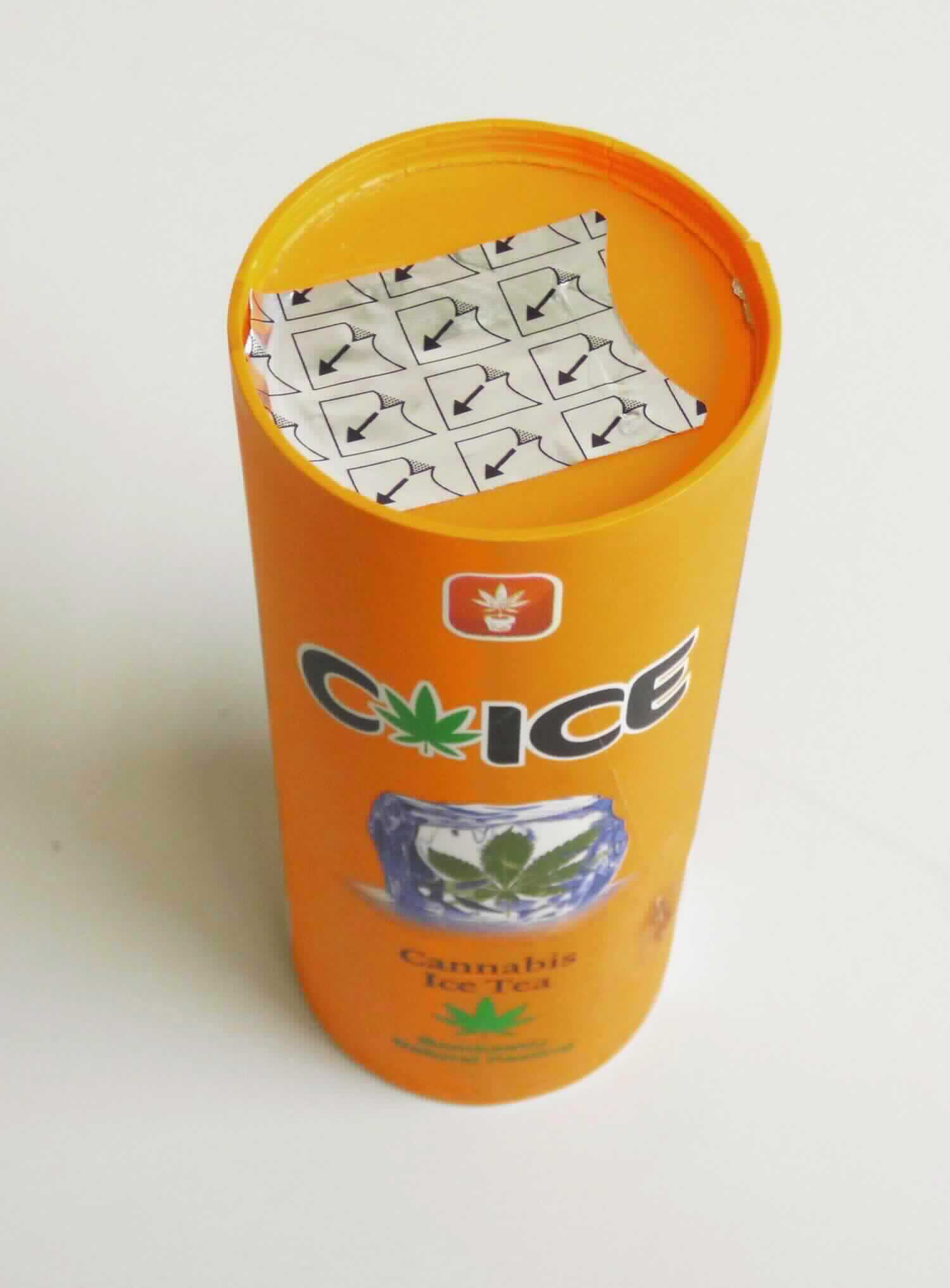 Eistee.

Antragsangaben (als zutreffend unterstellt): C-ICE Cannabis Ice Tea. Zutaten: Wasser, Zucker, Hanfblütenextrakt (0,1 g/l), Zitronensaft aus Konzentrat, Schwarzteeextrakt (1,4 g/l), Hanfblütenöl (0,015 g/l), Säuerungsmittel: Zitronensäure, Antioxidationsmittel: Ascorbinsäure.

Beschaffenheit des vorgelegten Warenmusters: Original-Verbundkarton mit einem Inhalt von 250 ml, darin eine hellbraune, leicht trübe, leicht bewegliche Flüssigkeit, süß, schwach bitter, nach Eistee schmeckend.

Alkohol: nicht enthalten. Zucker und Aromastoffe: enthalten.

Wasser, einschließlich Mineralwasser und kohlensäurehaltiges Wasser, mit Zusatz von Zucker, anderen Süßmitteln oder Aromastoffen.