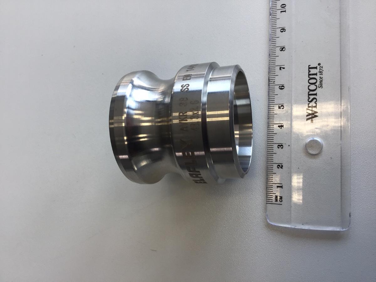 Rohrverbindungsstück aus Stahl; Verbindungsstück mit Kupplung

Bei der Ware handelt es sich um ein rohrförmiges Verbindungsstück aus nicht rostendem Stahl (Werkstoff 1.4408). Das Verbindungsstück ist an allen Oberflächen vollständig bearbeitet und weist nicht mehr den wesentlichen Charakter eines Gussstücks auf. Ein Ende weist eine umlaufende Verriegelungskerbe nach EN 14420-7 (Kupplungselement für Camlock-Hebelarm-Schlauchkupplungen) auf, das andere Ende ist vorgesehen zum Anschweißen eines weiteren Verbindungsstücks. Die Ware wird in verschiedenen Größen zum Anschluss einer Schlauchleitung für Nennweiten DN 13 bis DN 100 verwendet.

Die Ware ist als anderes Rohrverbindungsstück aus nicht rostendem Stahl, zum Stumpfschweißen, in die Codenummer 7307 2390 85 0 des Zolltarifs einzureihen.