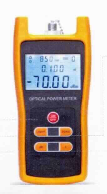 Sog. Hand-Leistungsmesser, im Wesentlichen bestehend aus einem Kunststoffgehäuse mit den Abmessungen (L x B x T) von ca. 152 x 74 x 26 mm und dem Gewicht von ca. 200g, in welches elektrische, elektronische und optische Bauelemente und ein optischer Steckverbinder integriert sind (äußere Form: siehe Abbildung in der Anlage).
Auf der Vorderseite der Ware befinden sich ein LC-Display und 5 Druckknöpfe. Auf der Rückseite befindet sich das Batteriefach.
Das Gerät enthält einen Fotodetektor (InGaAs), welcher das eingehende Licht in Strom umwandelt. Es wird zum Messen der Eingangsleistung von optischen Signalen bei Wellenlängen von 800 bis 1700 nm nach dem Anschluss an einen Lichtwellenleiter verwendet.
Die Ware wird für Leistungs- und Verlustmessungen von faseroptischen Übertragungsstrecken in einem Messbereich von -70 bis +6 dBm verwendet.
Die Ware wird als "elektronisches Gerät für physikalische Untersuchungen, nicht von den Unterpositionen (KN) 9027 1010 bis 9027 8013 erfasst" eingereiht.
