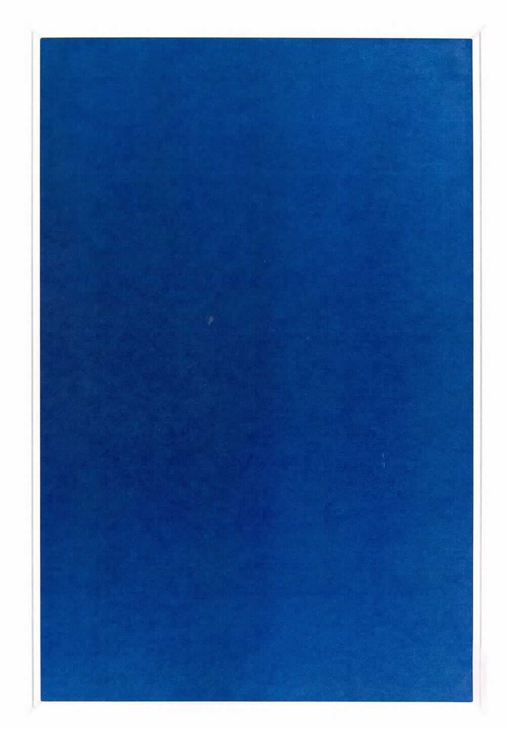 Pinnwand, sog. Filz-Pinntafel, Art.Nr. 1415003, Foto siehe Anlage,
- die Ware wird durch ein in der Größe abweichendes Muster veranschaulicht,
- in einem Pappkarton mit Papiereinleger verpackt, mit Befestigungsmaterial für die Wandmontage,
- rechteckig, mit den Abmessungen von laut Antrag 1500 mm x 1000 mm, 
- mit einer Schauseite aus laut Untersuchungsergebnis Nadelfilz aus synthetischen Chemiefasern (somit keine
  Ware aus 70 % Viskose und 30 % Wolle) und einer Rückseite in Form einer Platte aus laut Antrag Pappe,
- mit einem Rahmen aus laut Antrag Aluminium, mit Eckstücken aus Kunststoff,
- durch Zusammenfügen konfektioniert,
- wird üblicherweise an der Wand befestigt und als Pinnwand verwendet, stellt sich damit weder als Ware der 
  Position 9403 noch als Ware der Position 9404 dar,
- kennzeichnet sich aufgrund der eindeutig raumbezogenen Funktion als Ware zur Innenausstattung,
- im Hinblick auf die Verwendung und das äußere Erscheinungsbild verleiht der Filz der Ware ihren wesentlichen 
  Charakter.
 
"Andere Ware zur Innenausstattung (Pinnwand) aus Spinnstoffen, keine Ware der Position 9404, aus Filz, 
 aus synthetischen Chemiefasern"