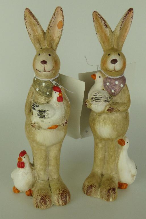 Andere keramische Ziergegenstände, sog. Hasen mit Gans und Huhn, Artikel 77483912, Foto siehe Anlage,
- unglasierte, bemalte, innen hohle Hasen,
- in Form zweier stehender Hasen mit Halstuch in den Farben braun, grau, lila und weiß,
- - ein Hase mit einer Gans im Arm und einer Gans auf Beinhöhe,
- - ein Hase mit einem Huhn im Arm und einem Huhn auf Beinhöhe, 
- in den Abmessungen: ca. 24 cm (Höhe) x 7 cm (Länge) x 5 cm (Breite),
- keramische Erzeugnisse; nach der Formgebung gebrannt; tonmineralhaltiges Material enthaltend,
- aus feinen Erden, 
- ohne Hinweise auf Handarbeit.

"Andere keramische Ziergegenstände, aus feinen Erden, nicht handgearbeitet"