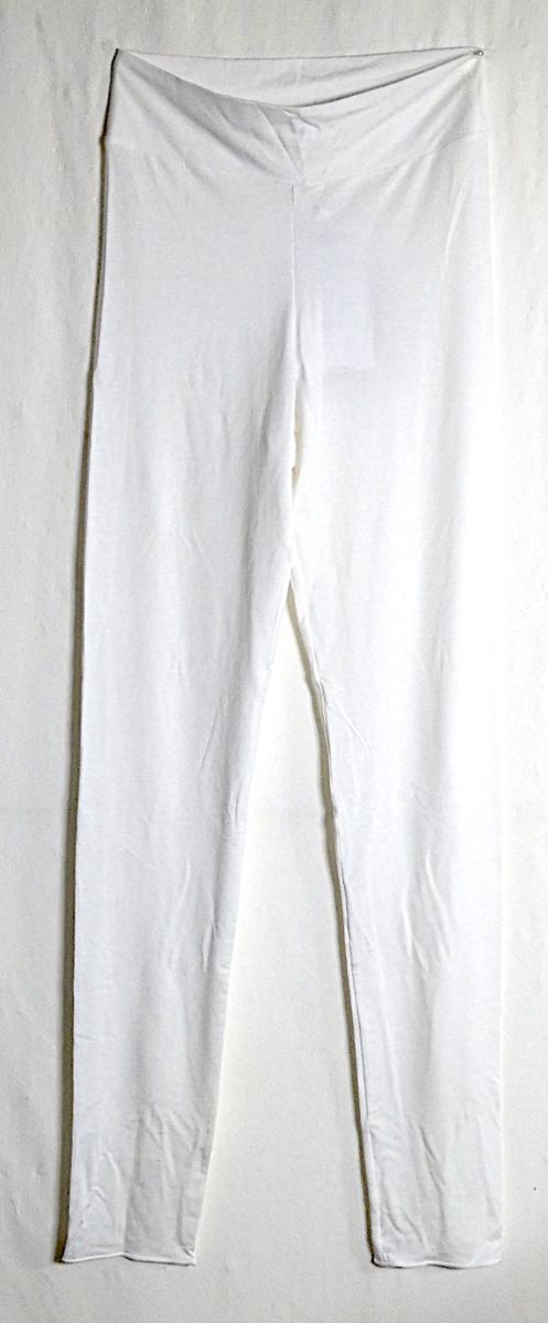 Lange Hose, Größe 38, Foto siehe Anlage,
- aus ca. 0,4 mm dicken, einfarbigen Gewirken aus laut Antrag 89 % Modal (künstliche Chemie-
  fasern), 6 % Seide und 5 % Elasthan (synthetische Chemiefasern),
- in der Taille abschließend; mit einem angesetzten, doppelt gearbeiteten, ca. 6 cm breiten Taillen-
  bund,
- ohne Öffnung und ohne Verschluss,
- ohne Hinweise auf den Trägerkreis (unisex), 
- mit knöchellangen Hosenbeinen,
- an den Beinabschlüssen mit Überwendlichnähten gesäumt.

"Lange Hose, aus Gewirken, für Frauen, aus künstlichen Chemiefasern"