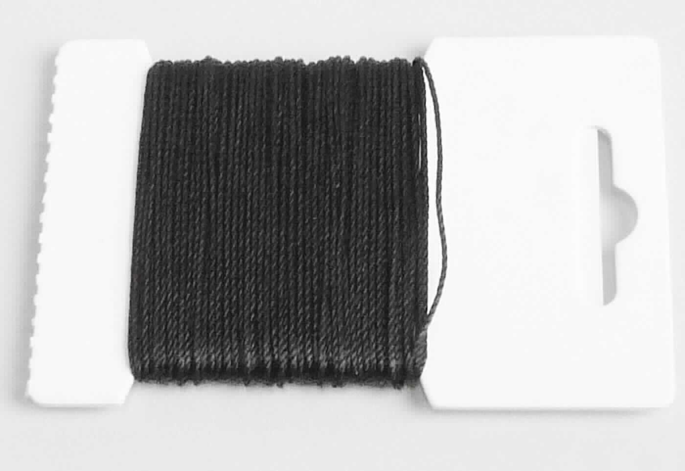 Nähgarn, sog. gewachstes Handnähgarn, Foto siehe Anlage,
- laut Untersuchungsergebnis:
-- gefärbtes Garn aus synthetischen Filamenten (laut Antrag Polyester), 
-- gezwirnt; mit einer Z-Drehung als letzter Drehung,
-- appretiert für die Verwendung als Nähgarn,
-- mit einem Titer von ca. 9258 dtex (kein Bindfaden),
-- auf einer Pappkarte aufgerollt, mit einer Länge von laut Antrag 20 m und einem Gewicht einschließlich der 
   Unterlage von ca. 25,8 g (