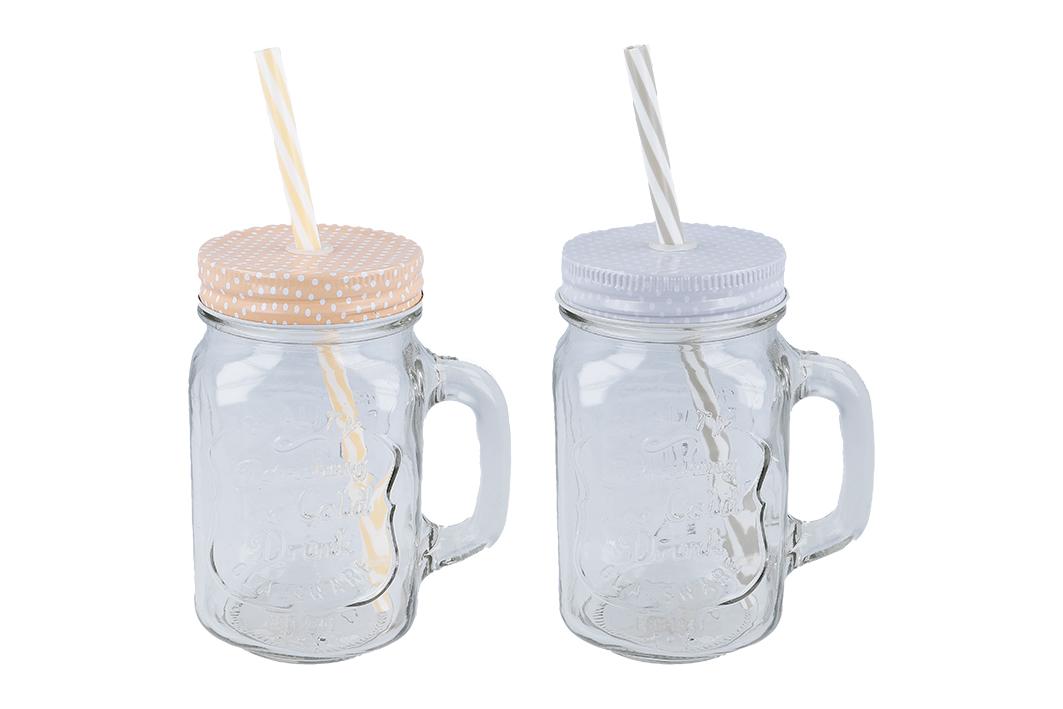 Glasware zur Verwendung bei Tisch, sog. Trinkglas, Foto siehe Anlage,
aus verschiedenen Bestandteilen zusammengesetzte Ware, bestehend aus:
- einem Trinkbecher:
- - aus klarsichtigem, gewöhnlichem Glas (laut Antrag: mechanisch gefertigtem Kalknatronglas);
    auf zwei Seiten mit einem hervorgehobenen Schriftzug,
- - annähernd viereckig; mit Henkel (damit kein Trinkglas),
- - oben einer runden Öffnung mit einem Schraubgewinde,
- - mit einem Deckel aus unedlem Metall mit einem Schraubgewinde,
- - - in der Mitte des Deckels mit einer runden Öffnung für den Trinkhalm; eingefasst mit
      einer Hülse aus Kunststoff,
- - mit den Abmessungen: ca. 8 cm (Kantenlänge) x 13,5 cm (Höhe),
- einem Trinkhalm:
- - aus Kunststoff,
- - mit einer Länge von ca. 19 cm,
- - in den Trinkbecher eingesteckt,
- der Trinkbecher aus Glas bestimmt im Hinblick auf den Umfang und seiner Bedeutung
  in Bezug auf die Verwendung den wesentlichen Charakter der zusammengesetzten Ware.

"Glasware zur Verwendung bei Tisch oder in der Küche, kein Trinkglas, aus gewöhnlichem Glas,
 mechanisch gefertigt"