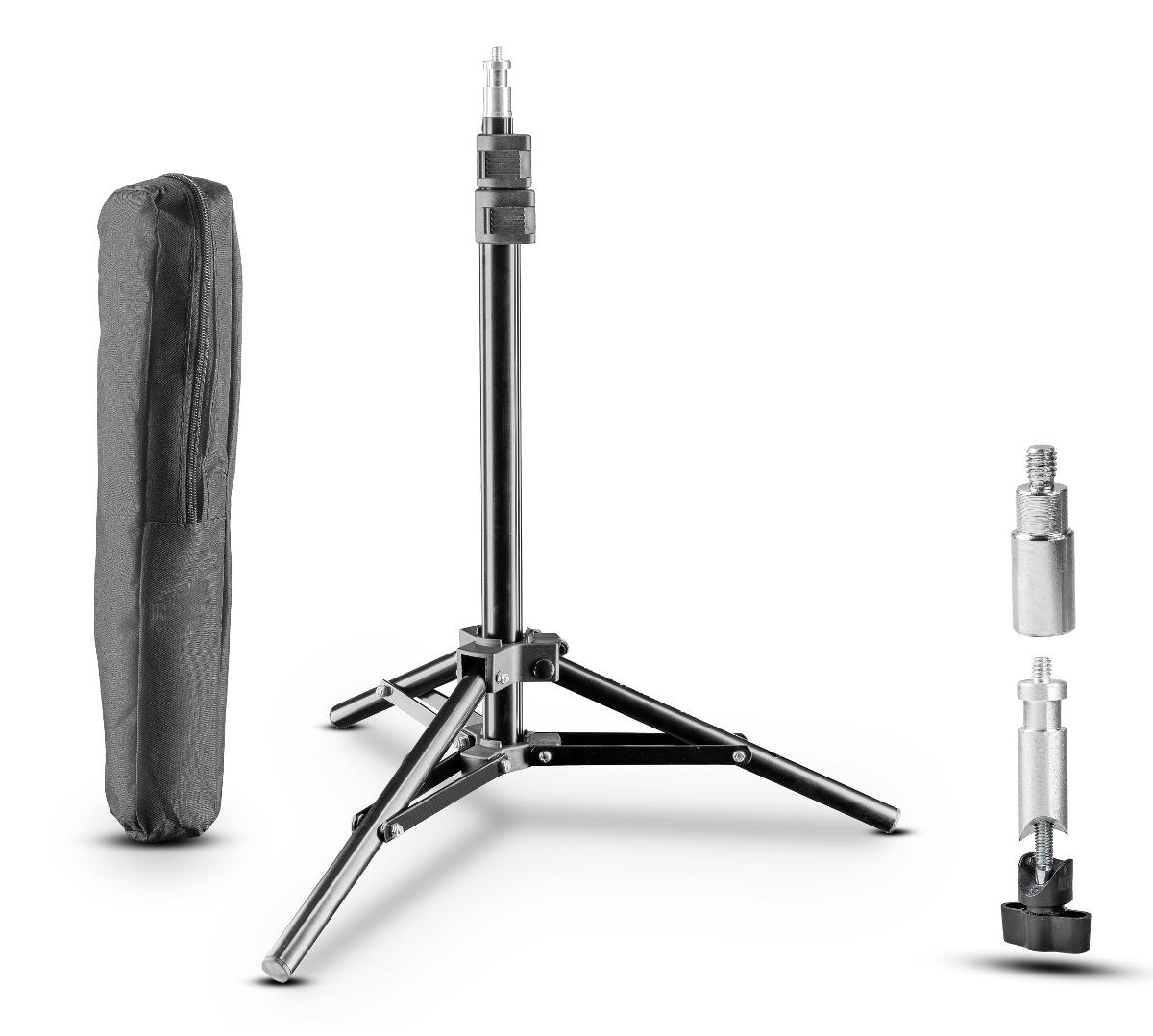 Es handelt sich um ein ausziehbares, dreibeiniges Lampenstativ aus Aluminium zur Aufnahme von Beleuchtungskörpern und anderem Fotoequipment. Das zusammenklappbare Stativ (Arbeitshöhe 65 – 108 cm) ist mit einem wechselbaren Spigotanschluss zur Aufnahme von Beleuchtungskörpern versehen und in einer Transporttasche verpackt..

Das Erzeugnis wird als "Dreibeinstativ, nicht von der Unterposition (KN) 9620 0010 erfasst, aus Aluminium" eingereiht.