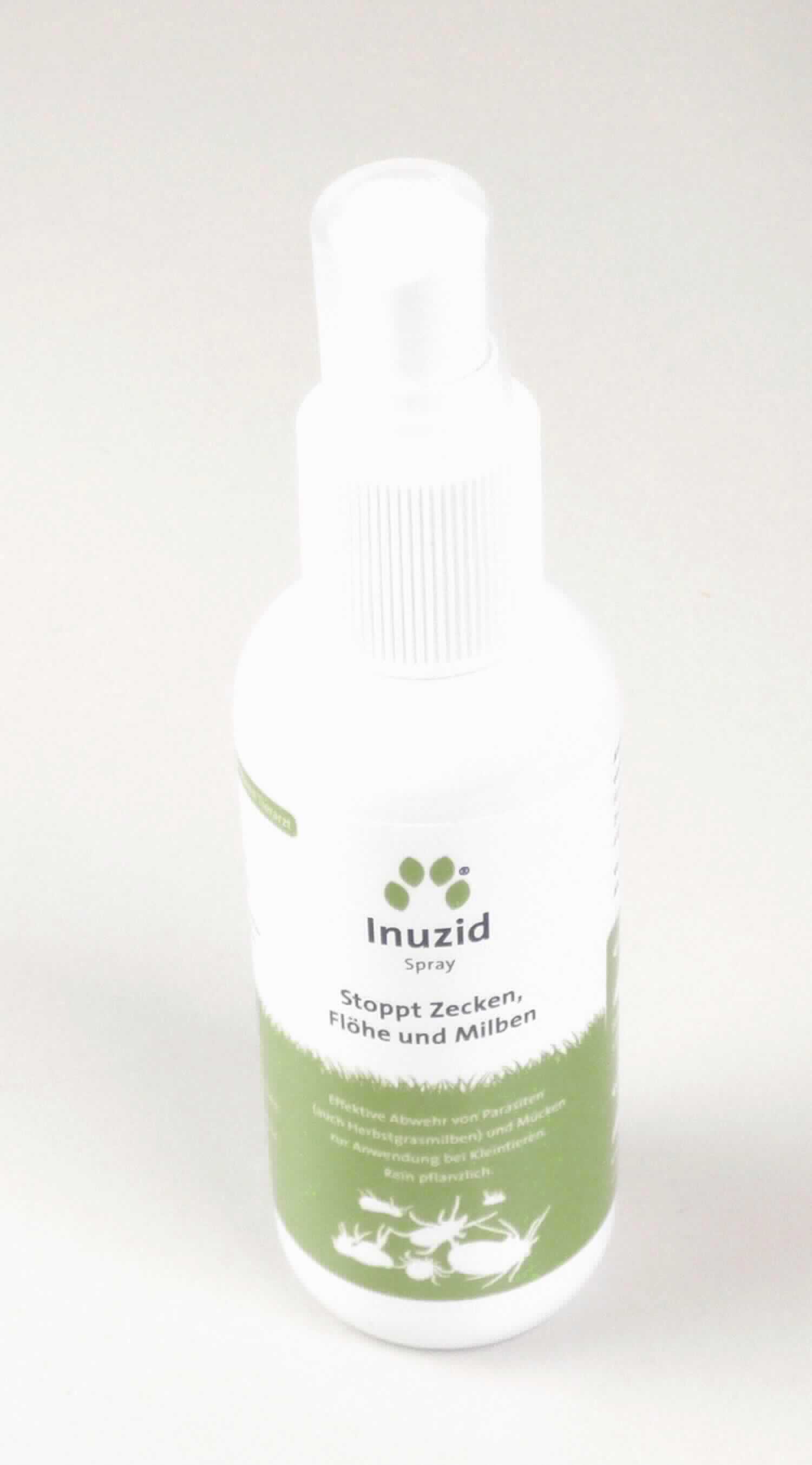 Angaben:
Inuzid Spray. Das Spray dient als Insektizid zum Schutz vor Herbstgrasmilben, Zecken, Flöhen, Milben und anderen Parasiten für Hunde, Katzen und Nager. Inhaltsstoffe natürliches Pyrethrum, Sesamöl, Tannin.

Feststellungen:
Leicht gelbliche Flüssigkeit, welche kleine, braune Partikel enthält. Abgefüllt in eine weiße 130-mL-Pumpsprayflasche mit überwiegend grün bedrucktem Etikett, in Aufmachung für den Einzelverkauf als Repellent und Insektizid.

Befund:
Verschiedene Erzeugnisse der chemischen Industrie; Insektizide, Rodentizide, Fungizide, Herbizide, Keimhemmungsmittel und Pflanzenwuchsregulatoren, Desinfektionsmittel und ähnliche Erzeugnisse, in Formen oder Aufmachungen für den Einzelverkauf oder als Zubereitungen oder Waren (z. B. Schwefelbänder, Schwefelfäden, Schwefelkerzen und Fliegenfänger); andere; Insektizide; auf der Grundlage von Pyrethroiden; andere.