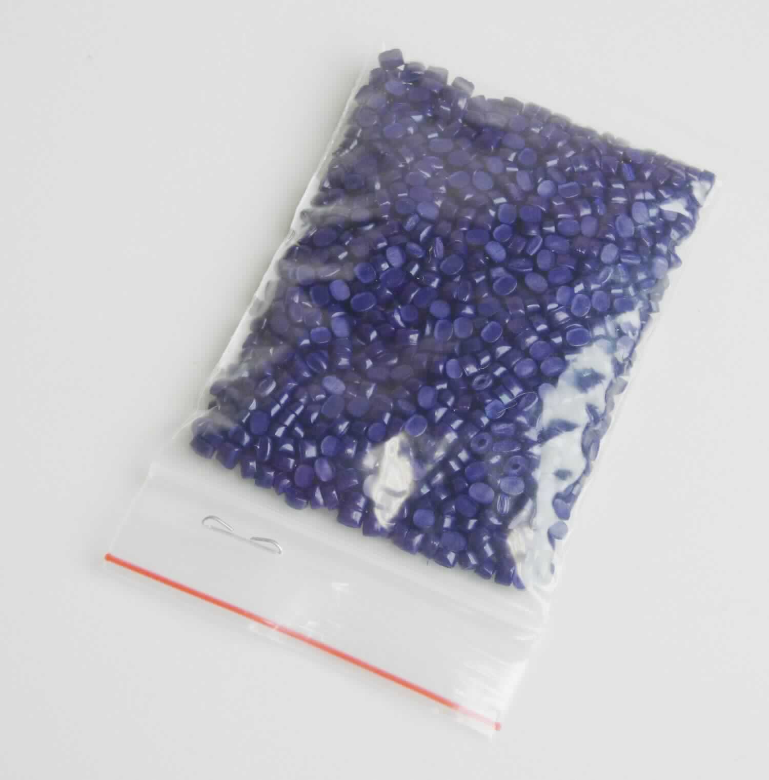 Angaben: 
Farbkonzentrat (Masterbatch); konzentrierte Dispersion von Pigmenten und Zusatzstoffen in Polymeren.

Warenbeschaffenheit:
Blaues Kunststoffgranulat (Größe: 2-3 mm).

Befund: 
Zubereitung auf der Grundlage synthetischer organischer Farbmittel.