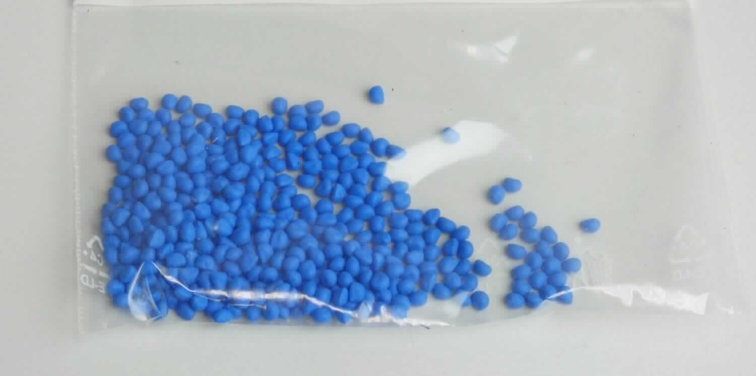 Angaben: 
Farbkonzentrat (Masterbatch); konzentrierte Dispersion von Pigmenten und Zusatzstoffen in Polymeren.

Warenbeschaffenheit:
Blaues Kunststoffgranulat (Größe: 2-3 mm).

Befund: 
Zubereitung auf der Grundlage von Titandioxid mit einem Gehalt von Titandioxid von weniger als 80 GHT, bezogen auf die Trockensubstanz.