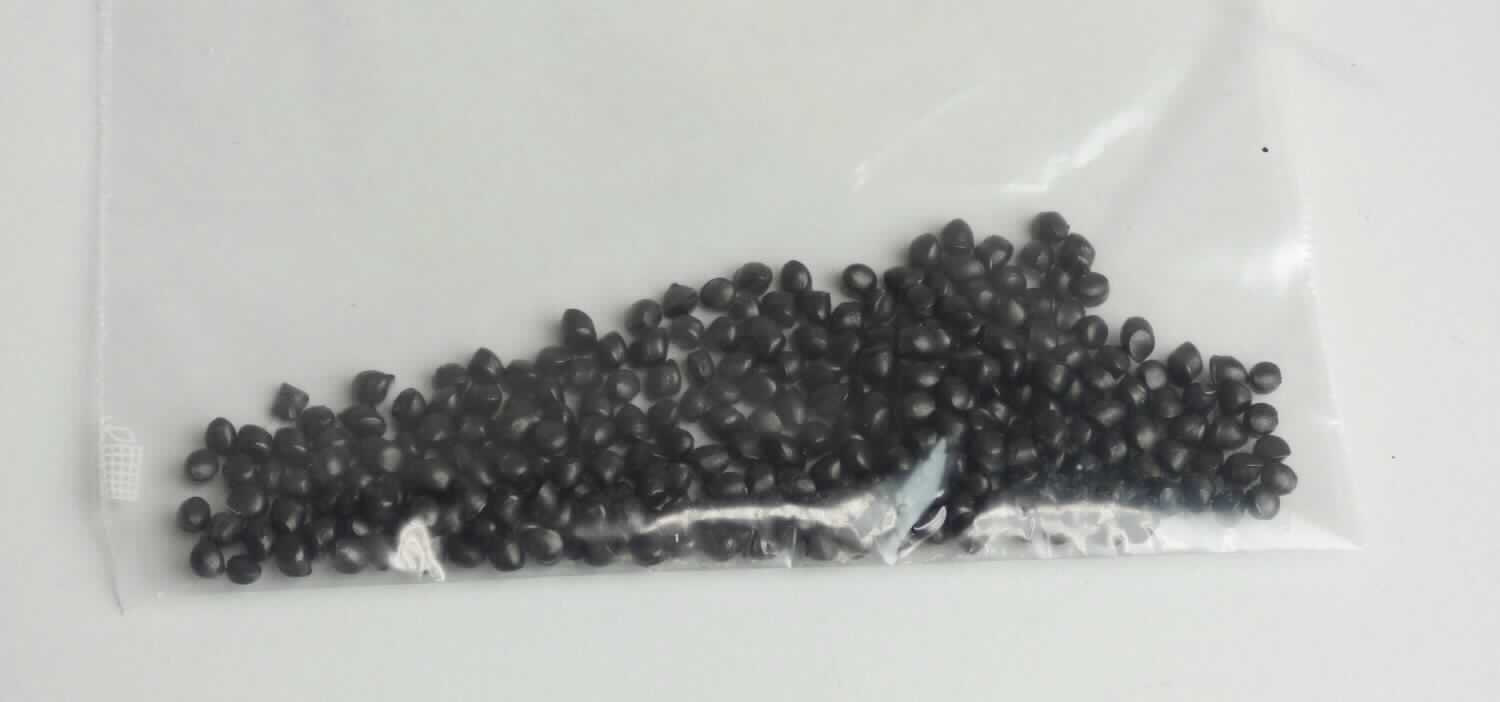 Angaben: 
Farbkonzentrat (Masterbatch); konzentrierte Dispersion von Pigmenten und Zusatzstoffen in Polymeren.

Warenbeschaffenheit:
Schwarzes Kunststoffgranulat (Größe: 2-3 mm).

Befund: 
Zubereitung im Sinne der Anmerkung 3 zu Kapitel 32 auf der Grundlage von Farbpigmenten des Kapitels 28 (Ruß / Carbon Black).