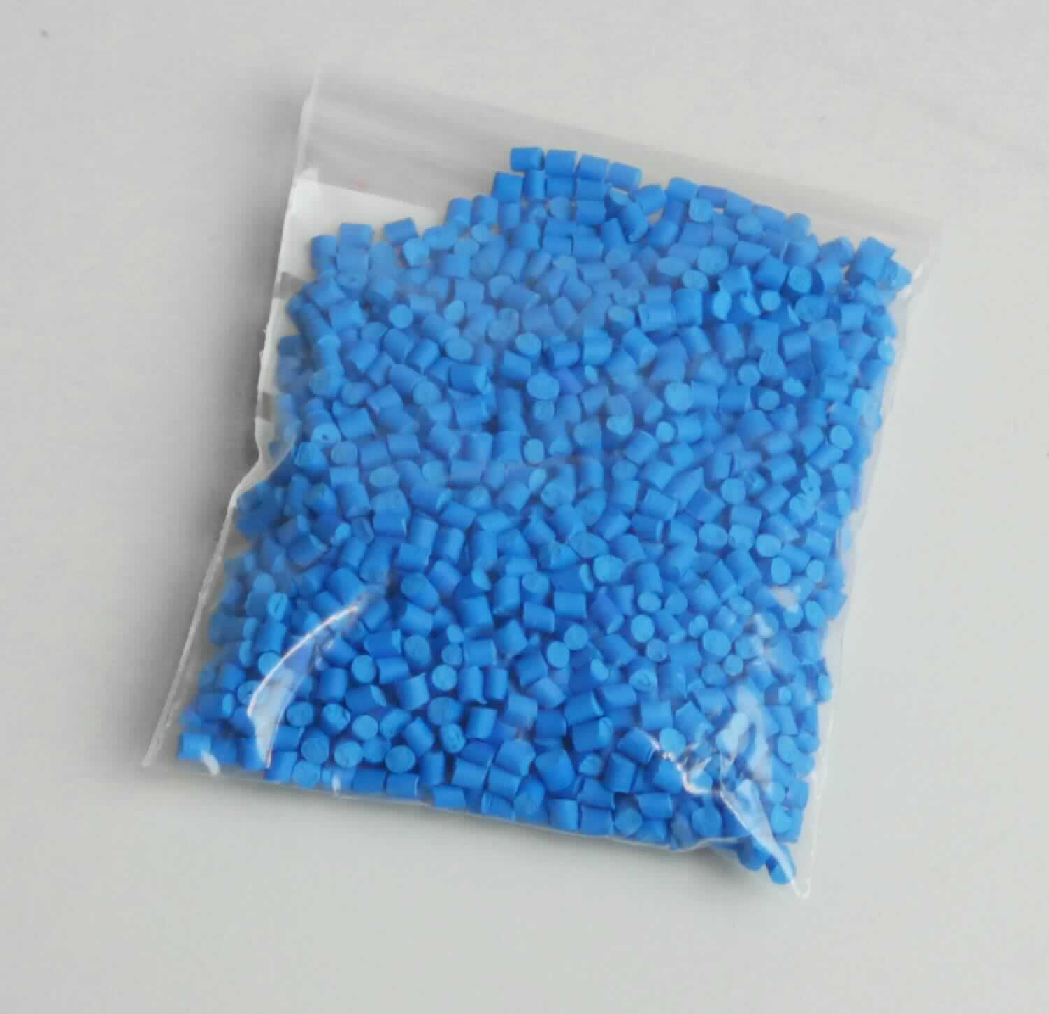 Angaben: 
Farbkonzentrat (Masterbatch); konzentrierte Dispersion von Pigmenten und Zusatzstoffen in Polymeren.

Warenbeschaffenheit:
Blaues Kunststoffgranulat (Größe: 2-3 mm).

Befund: 
Zubereitung auf der Grundlage von Titandioxid mit einem Gehalt von Titandioxid von weniger als 80 GHT, bezogen auf die Trockensubstanz.