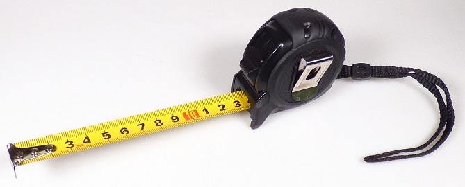 Sog. Rollmaßband mit einem aufrollbaren Maßband von 3 m Länge, im Wesentlichen bestehend aus einem ca. 60 x 60 x 30 mm großen Kunststoffgehäuse mit Gummi ummantelt, mit einem automatisch aufrollenden Maßband aus unedlem Metall, einseitig bedruckt mit einem 3-fach genieteten Endanschlag und einem Messbereich von 0 bis 300 cm, frontal mit einem Knopf zum Feststellen des Bandes und seitlich mit einem Metall-Clip zum Befestigen zum Beispiel an einem Gürtel. Weiter ist an dem Gehäuse eine Schlaufe aus Spinnstoff befestigt.
Das Maßband ist in einer durchsichtigen Kunststoffverpackung und dann in einem kleinen Karton verpackt.
Äußere Form: siehe Abbildung in der Anlage.
Die Ware dient dem händischen Messen von Längen durch Anlegen des Maßbandes an die zu messende Strecke bzw. an das zu messende Objekt.
Die Ware wird als "Längenmessinstrument für den Handgebrauch, in Kapitel 90 anderweit weder genannt noch inbegriffen, nicht von den Unterpositionen (HS) 9017 10 bis 9017 30 erfasst, Maßband mit Maßeinteilung" eingereiht.