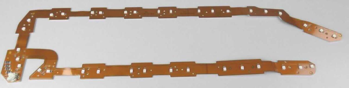 LED-Baugruppe für PKW-Heckleuchten (Abbidlung s. Anlage),
- aus einer u-förmigen, spezifisch geformten, länglichen, flexiblen gedruckten Schaltung mit
  Montagebohrungen und mehreren Auskerbungen, auf der Rückseite mit mehreren flachen 
  Kühlkörpern aus Aluminium versehen, auf der Vorderseite mit mehreren LED, Widerständen
  und Kondensatoren bestückt, mit elektrischem 2-Pin Anschlussstecker,
- erkennbar ausschließlich zum Einbau in elektrische Beleuchtungs- und Signalgeräte von
  der für Kraftfahrzeuge (Heckleuchten) verwendeten Art bestimmt.

"Teil, erkennbar ausschließlich für Beleuchtungs- und Signalgeräte von der für Kraftfahrzeuge verwendeten Art bestimmt"