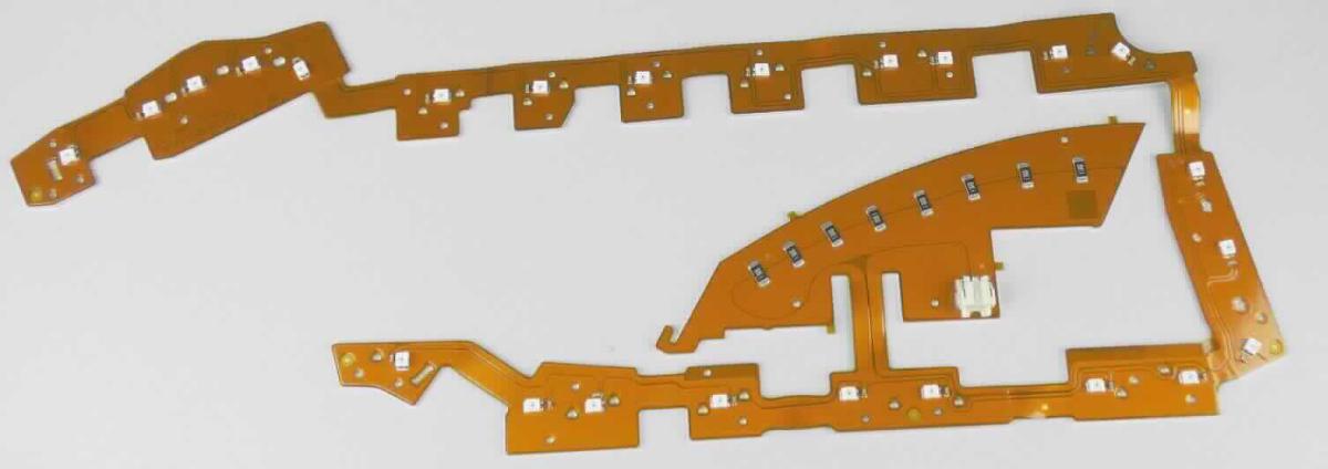LED-Baugruppe für PKW-Heckleuchten (Abbildung s. Anlage),
- aus einer u-förmigen, spezifisch geformten, länglichen, flexiblen gedruckten Schaltung mit
  Montagebohrungen und mehreren Auskerbungen, auf der Rückseite mit mehreren flachen 
  Kühlkörpern aus Aluminium versehen, auf der Vorderseite mit mehreren LED, Widerständen
  und Kondensatoren bestückt, mit elektrischem 2-Pin Anschlussstecker,
- erkennbar ausschließlich zum Einbau in elektrische Beleuchtungs- und Signalgeräte von
  der für Kraftfahrzeuge (Heckleuchten) verwendeten Art bestimmt.

"Teil, erkennbar ausschließlich für Beleuchtungs- und Signalgeräte von der für Kraftfahrzeuge verwendeten Art bestimmt"