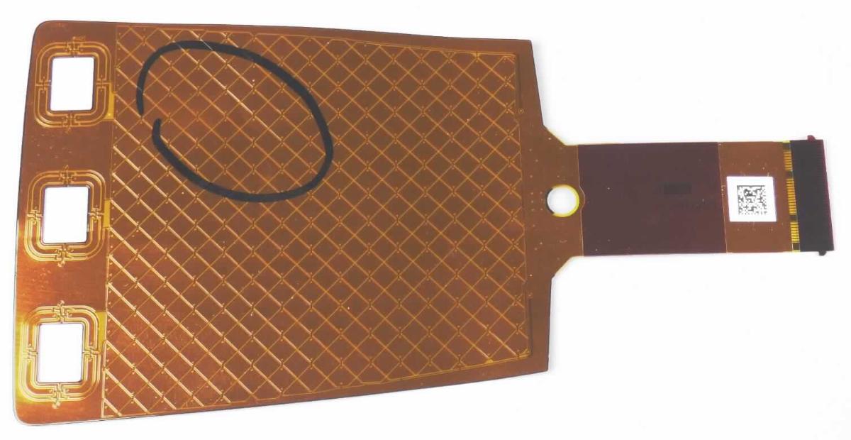 Flexible Leiterplatte (Abbildung siehe Anlage),
- in Form einer einlagigen gedruckten Schaltung mit im Druckverfahren 
  aufgebrachten Leiterbahnen und Kontakten, an einem Enden mit Verstärkung,
- zum Einbau in ein Touchpad innerhalb eines Kraftfahrzeugs bestimmt.

"Gedruckte Schaltung, nur mit Leiterbahnen oder Kontakten, keine 
 Mehrlagenschaltung"