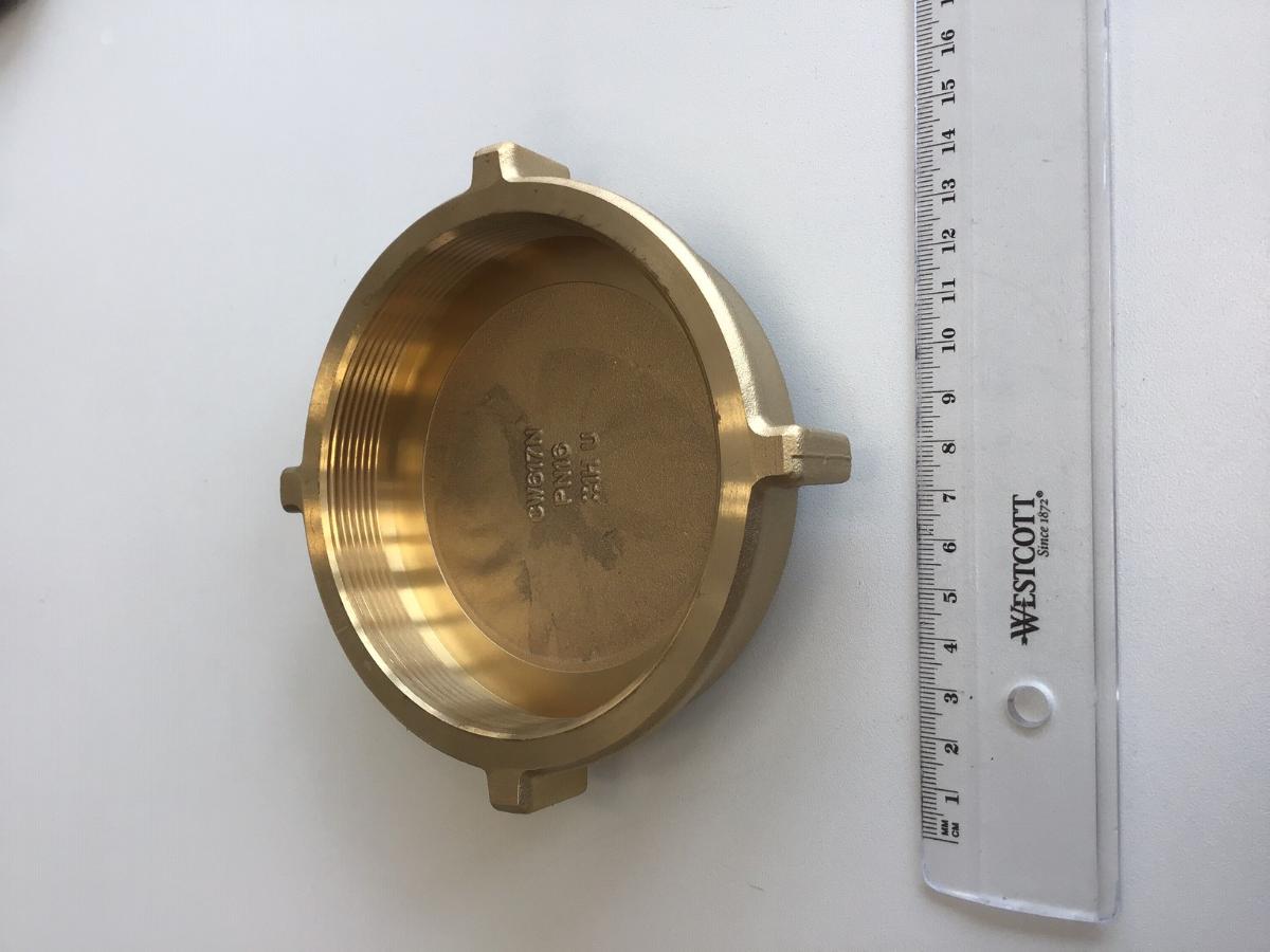 Rohrverschlussstück aus Messing; Blindkappe mit Gewinde

Bei der Ware handelt es sich um ein Rohrverschlussstück aus Metall. Nach den Angaben handelt es sich um eine Kupfer-Zink-Legierung mit gewichtsmäßig überwiegendem Kupferanteil (Messing). Das offene Ende hat ein Innengewinde, an der geschlossenen Oberseite befindet sich ein pilzförmiger Kettenknopf zur Anbringung einer Kette. An den Seiten sind 4 symmetrisch angeordnete Nocken oder sechs flache Seiten wie beim Profil einer Mutter. Die Ware wird in verschiedenen Größen als Verschluss einer Rohr- oder Schlauchleitung verwendet.

Die Ware ist als Rohrverschlussstück aus Kupferlegierungen in die Codenummer 7412 2000 00 0 des Zolltarifs einzureihen.