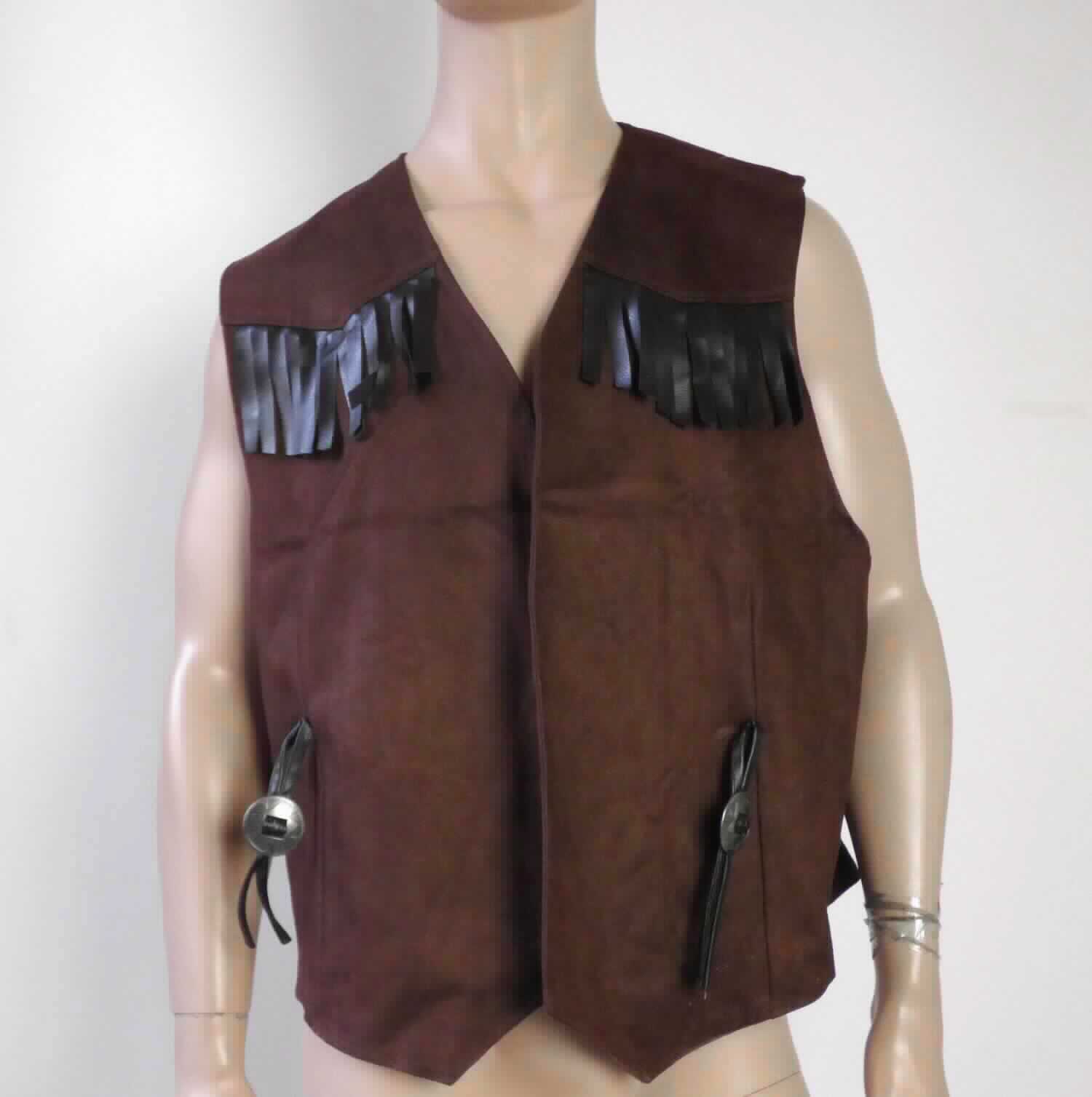 Weste, sog. Cowboyweste, Herren, in Größe 60/62, Foto siehe Anlage,
- aus ca. 0,5 mm dicken, einfarbigen, einseitig (Außenseite) gerauten Geweben aus laut Antrag 100 % Polyester 
  (synthetische Chemiefasern),
- über die Taille reichend (Rückenlänge: ca. 63 cm), mit spitz zulaufenden Vorderteilen, die bis zu ca. 7 cm länger 
  gearbeitet sind,
- vorn mit einer durchgehenden Öffnung ohne Verschluss,
- ohne Hinweise auf den Trägerkreis (unisex),
- ärmellos, mit weiten Armausschnitten,
- vorn mit eingenähten Fransen sowie mit zwei angenähten Schlaufen aus sog. Kunstleder verziert, auf die jeweils
  ein sog. Concho aus augenscheinlich unedlem Metall aufgezogen ist,
- an allen Rändern durch Umschlagen und Festnähen gesäumt,
- gehört als Maskenkostüm aus Spinnstoffen nicht zum Warenkreis der Position 9505,
- keine Arbeits- und Berufskleidung,
- aufgrund der verarbeiteten Flächenerzeugnisse keine Ware des Kapitels 61.

"Andere Kleidung (Weste), aus Geweben, für Frauen, aus Chemiefasern, keine Arbeits- und Berufskleidung"