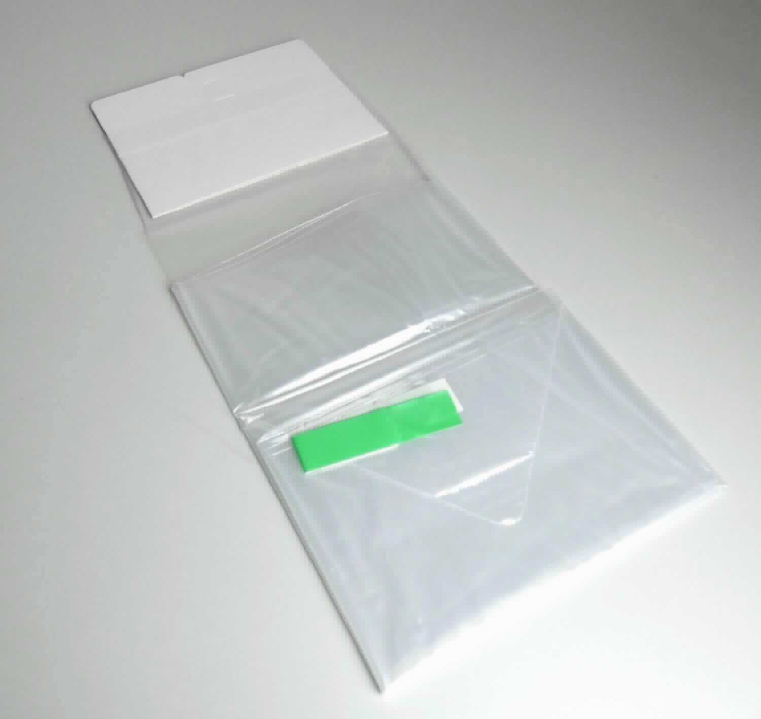 og. Endoskopie Kamera-Abdeckung, spezieller Überzug für endoskopische Kameras, in Form einer schlauchartigen transparenten Kunststoffhülle, speziell gefaltet, mit einer Länge von 242 cm und einer Breite von 18 cm, an einem Ende offen und mit einer Pappmanschette ausgestattet, am anderen Ende spitz zulaufend mit perforierter Markierung und einem Klebestreifen ausgestattet (zur äußeren Form siehe Abbildung in Anlage). Die spezielle Abdeckung dient der festen Ummantelung der nicht sterilisierbaren Kamera eines Endoskopsystems, um die Verwendung unter sterilen Bedingungen, zum Beispiel bei laparoskopischen oder athroskopischen Eingriffen, zu ermöglichen. Die Ware ist in einer Papier-Folienpackung steril verpackt.
Die Ware wird als "Zubehör, erkennbar hauptsächlich für ein medizinisches Endoskop bestimmt" eingereiht.