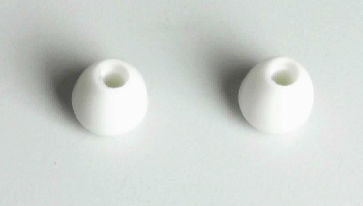 Sog. Oliven für Stethoskop, REF 7600100009, in Form von paarweise verpackten, annähernd tropfenförmigen Erzeugnissen aus Kunststoff (Polyester-Elastomer), mit einer Länge von ca. 13 mm und einer maximalen Breite von 12 mm, in der Mitte mit runder, durchgehender Aussparung (zur äußeren Form siehe Abbildung in der Anlage). Die Oliven sind ausschließlich zum Anbringen an die Enden eines Stethoskopes bestimmt und stellen eine höchstmögliche Geräuschübertragung sicher und passen zudem das Stethoskop an die Größe des jeweiligen Trägerohrs an. 

Die Ware wird als "Teil, erkennbar hauptsächlich bestimmt für ein anderes medizinisches Gerät als unter den KN-Unterpositionen 9018 1100 bis 9018 9075 genannt" eingereiht.