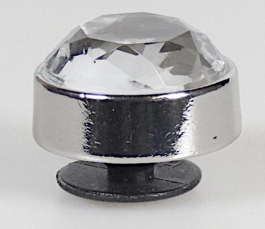 Es handelt sich um ein aus Kunststoff gefertigtes Zierelement für Schuhe zum
Anstecken. Der Stecker ist auf der Schauseite mit einem transparenten Stein in
Diamantoptik (charakterbestimmend) versehen und verfügt auf der Unterseite über einen tellerförmigen Befestigungsstecker.
Material: Zierstein aus Kunststoff, Fassung aus unedlem Metall.
Abmessungen etwa 17 mm Durchmesser und 10 mm Höhe ohne
Befestigungsstecker.
- Antragstellerangaben -

Abbildung siehe Anlage.

Eine Einreihung als Schuhteil in die Position 6406 kommt gemäß Anmerkung 2 zu Kapitel
64 nicht in Betracht, da die Ware sich als Zier-/Schmuckware darstellt.
Derartige Erzeugnisse gehören als "anderer (als in den Unterpositionen 7117 1100 0 bis
7117 1900 genannter) Fantasieschmuck" zum TARIC-Code 7117 9000 00.