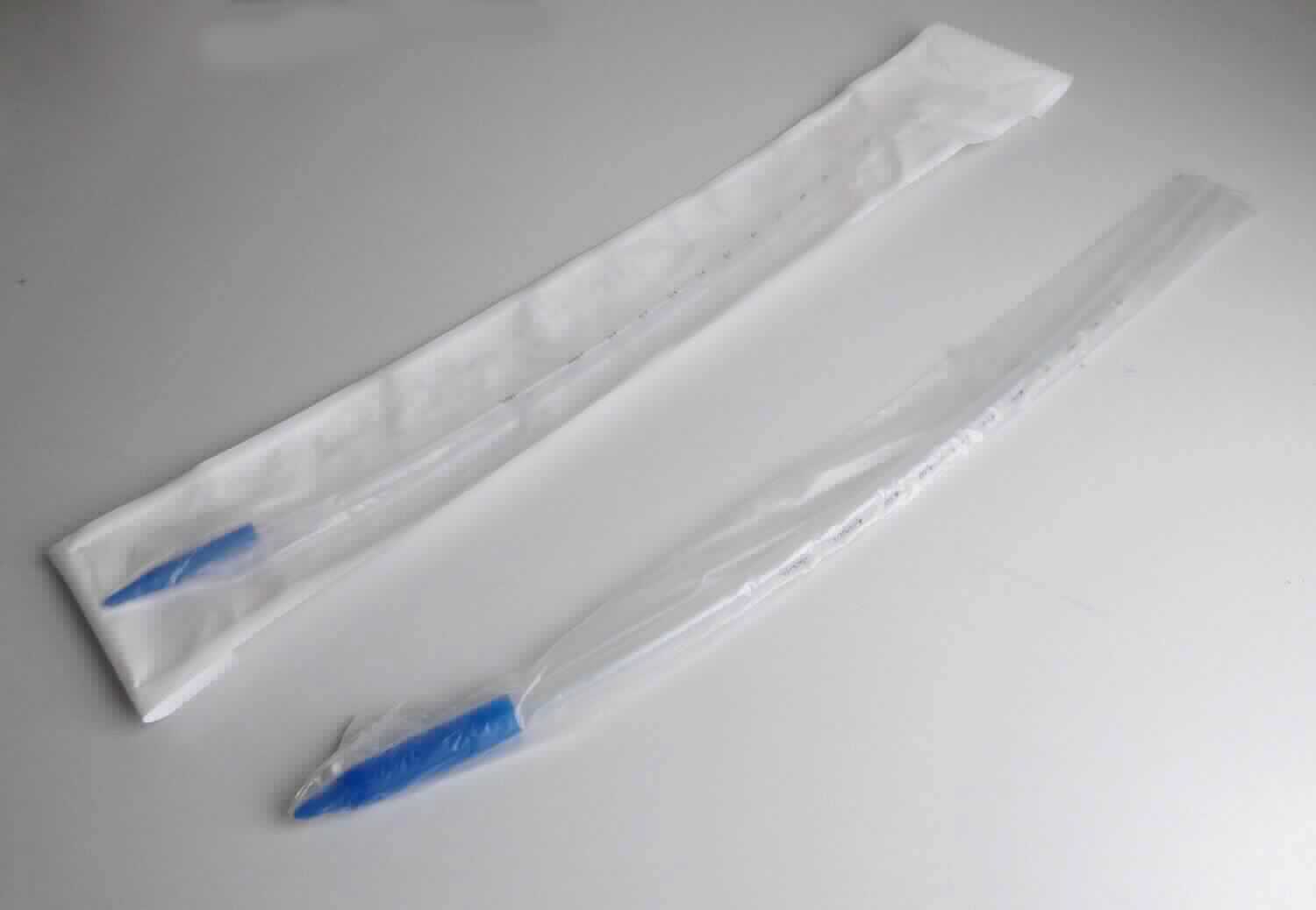 Sog. Thoraxkatheter, gerade, in Form eines Schlauches aus PVC, mit Anschlussadapter an einem Ende und sechs elliptischen Seitenaugen am anderen Ende (Gesamtlänge 50-53 cm, Durchmesser 5,3 - 12 mm, je nach Ausführung) sowie einem Röntgenkontraststreifen und aufgedruckter Graduierung in cm (zur äußeren Form siehe Abbildung in der Anlage). Der Katheter ist dazu bestimmt, in den Pleuraspalt eines Patienten eingeführt zu werden, zum Ableiten von Luft und Sekreten nach Anschluss an ein Thoraxdrainage- oder Absaugsystem. 

Die Ware ist steril verpackt und wird als "medizinisches Instrument (Katheter), nicht von den Unterpositionen (KN) 9018 1100 bis 9018 3290 erfasst" eingereiht.