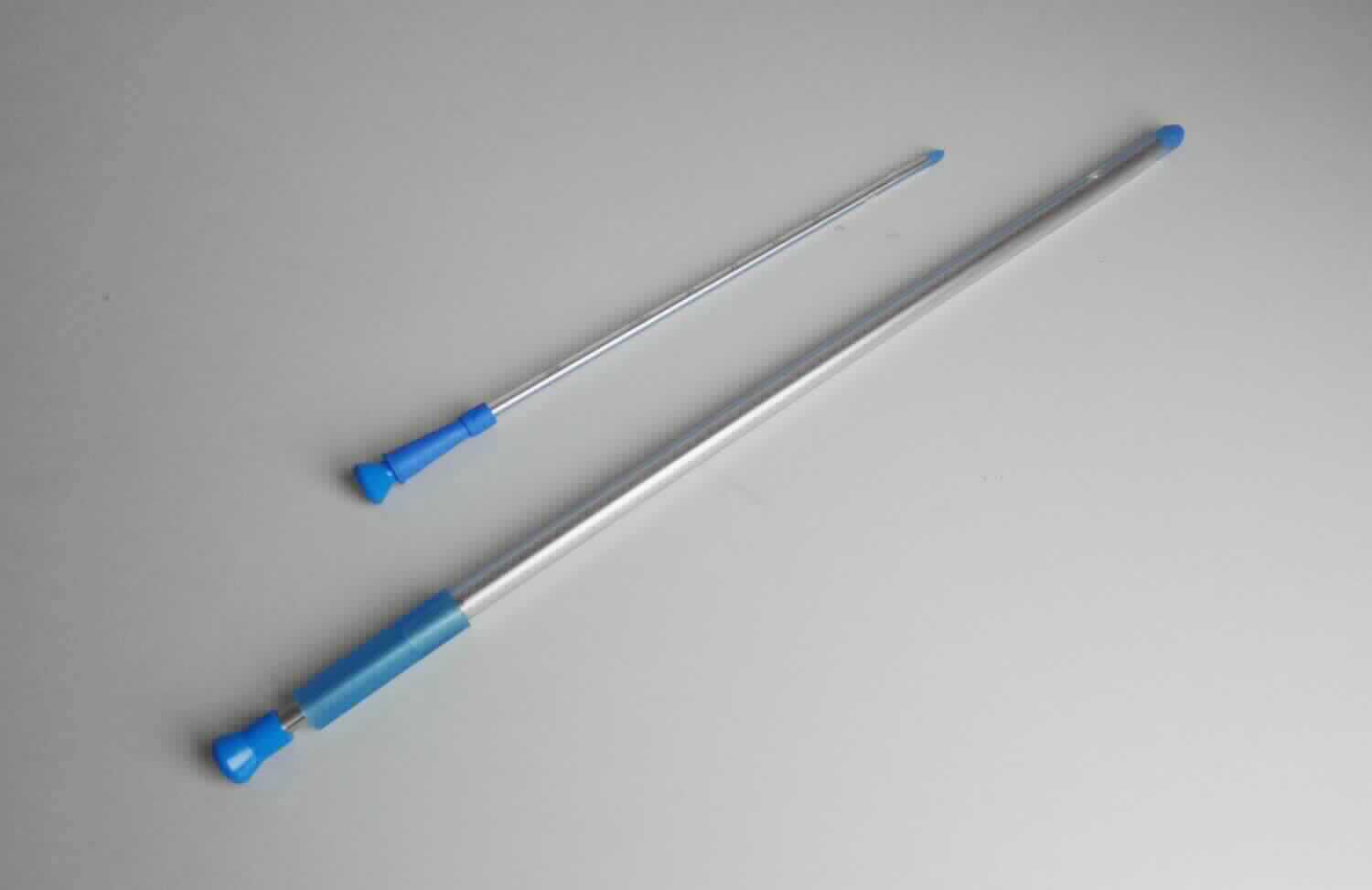 Sog. Trokarkatheter, in Form einer zusammengesetzten Ware, aus 
- einem Katheter, im Wesentlichen bestehend aus einem Schlauch aus PVC (Länge 25,7 - 41 cm, Durchmesser 3,3 - 10,7 mm, je nach Ausführung), mit aufgedruckter Graduierung, an einem Ende mit einem Adapter und am anderen Ende mit drei Seitenaugen sowie 
- einem sog. Mandrin in Form eines Metallstabes, an einem Ende mit einer scharfkantigen Spitze, am anderen Ende mit einem Knauf aus Kunststoff (zur äußeren Form siehe Abbildung in der Anlage).
Der mit Hilfe des Mandrins in den Pleuraspalt eines Patienten eingeführte Katheter dient dem Ableiten von Luft und Sekreten. Der Katheter ist charakterbestimmend im Hinblick auf die Bedeutung für die Verwendung.

Die Ware ist steril verpackt und wird als "medizinisches Instrument (Katheter), nicht von den Unterpositionen (KN) 9018 1100 bis 9018 3290 erfasst" eingereiht.