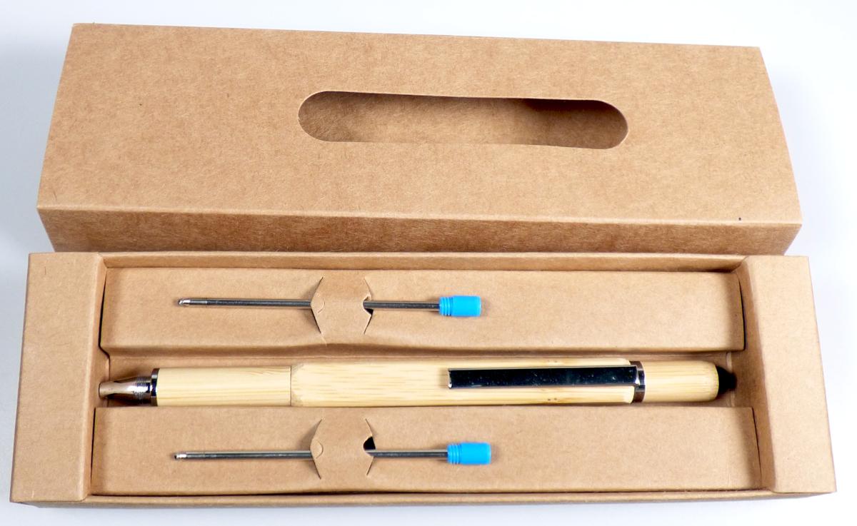 Es handelt sich bei dem sog. „Bambus Writing Tool“ um eine Warenzusammenstellung in Aufmachung für den Einzelverkauf, bestehend aus:

zwei Minen für Kugelschreiber und
einer aus verschiedenen Bestandteilen zusammengesetzten Ware mit mehreren Funktionen.

Die zusammengesetzte Ware besitzt folgende Bestandteile bzw. Funktionen:

Kugelschreiber
Touchpen
Lineal
Wasserwaage
Schlitz / Kreuzschraubendreher

Der Kugelschreiber besitzt ein aufschraubbares Kugelschreibergehäuse aus Bambus mit einem Halteclip aus Metall sowie einer auswechselbaren Mine (keine flüssige Tinte) mit einer Schreibspitze mit Schreibkugel aus Metall. Am oberen Ende des Kugelschreibergehäuses befindet sich eine elastische Halbkugel aus Kunststoff, die zur Aktivierung der Bedienfelder von kapazitiven Touchscreens dient. Unter dem oberen, abschraubbaren Ende des Gehäuses ist in die im Inneren des Gehäuses befindliche Aufnahmevorrichtung ein Schlitz- bzw. Kreuzschraubendreher eingesetzt; der Funktionswechsel zwischen den Schraubendreherklingen erfolgt durch umgedrehtes Einsetzen. Im Außenbereich ist das Gehäuse mit maßstabgerechten Maßeinteilungen versehen, wodurch es als Längenmessgerät verwendbar ist. Im hinteren Bereich des Gehäuses befindet sich eine eingesetzte Wasserwaage.

Im Hinblick auf die zusammengesetzte Ware und innerhalb der Warenzusammenstellung stellt sich der Kugelschreiber (aufgrund Umfangs, Gesamteindruck sowie Bedeutung für die Verwendung) als charakterbestimmender Bestandteil dar.
Hinsichtlich der multifunktionalen Verwendung der Ware ist das Erzeugnis der letztgenannten Position der in Betracht kommenden Positionen zuzuweisen.

Die in einer Schachtel verpackte Ware ist als "Kugelschreiber, nicht mit flüssiger Tinte, mit auswechselbarer Mine" einzureihen.