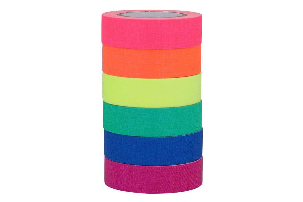 Gewebe mit Kunststoff bestrichen, sog. 3er Textil Klebeband, Art. 733209, Foto siehe Anlage,
- als dreiteiliges Sortiment in unterschiedlichen Farben,
- auf einer Papprolle aufgewickelt, mit einer Länge von laut Antrag 250 cm und einer Breite von
  ca. 1,5 cm,
- aus einem gewebten Band der Position 5806 aus Spinnstoffen; auf der Rückseite mit einer mit
  dem bloßen Auge wahrnehmbaren Klebeschicht aus Kunststoff (laut Antrag überwiegend
  Polyvinylchlorid; kein Zellkunststoff) bestrichen, u. a. somit keine Ware der Position 5906,
- von Hand bei einer Temperatur zwischen 15 und 30°C auf einen Dorn von 7 mm Durchmesser
  aufrollbar, ohne rissig zu werden.

"Gewebe, mit Kunststoff (Polyvinylchlorid) bestrichen, anderes als solche der Position 5902"